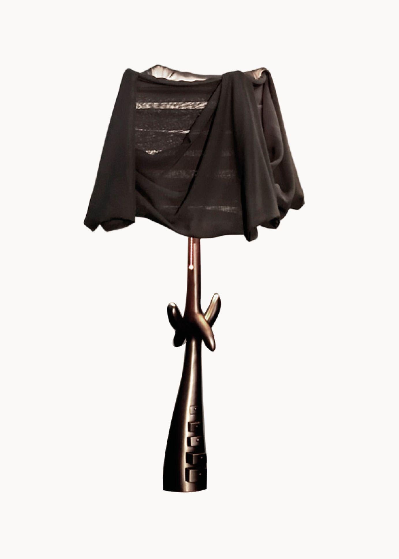 Schubladenlampe, entworfen von Dali, hergestellt von BD.

Geschnitzte Struktur aus schwarz lackiertem Lindenholz.
Lampenschirm aus schwarzem Leinen.

Die Black Label Kollektion kam in einer limitierten Auflage von 105 Stück auf den Markt (das Alter