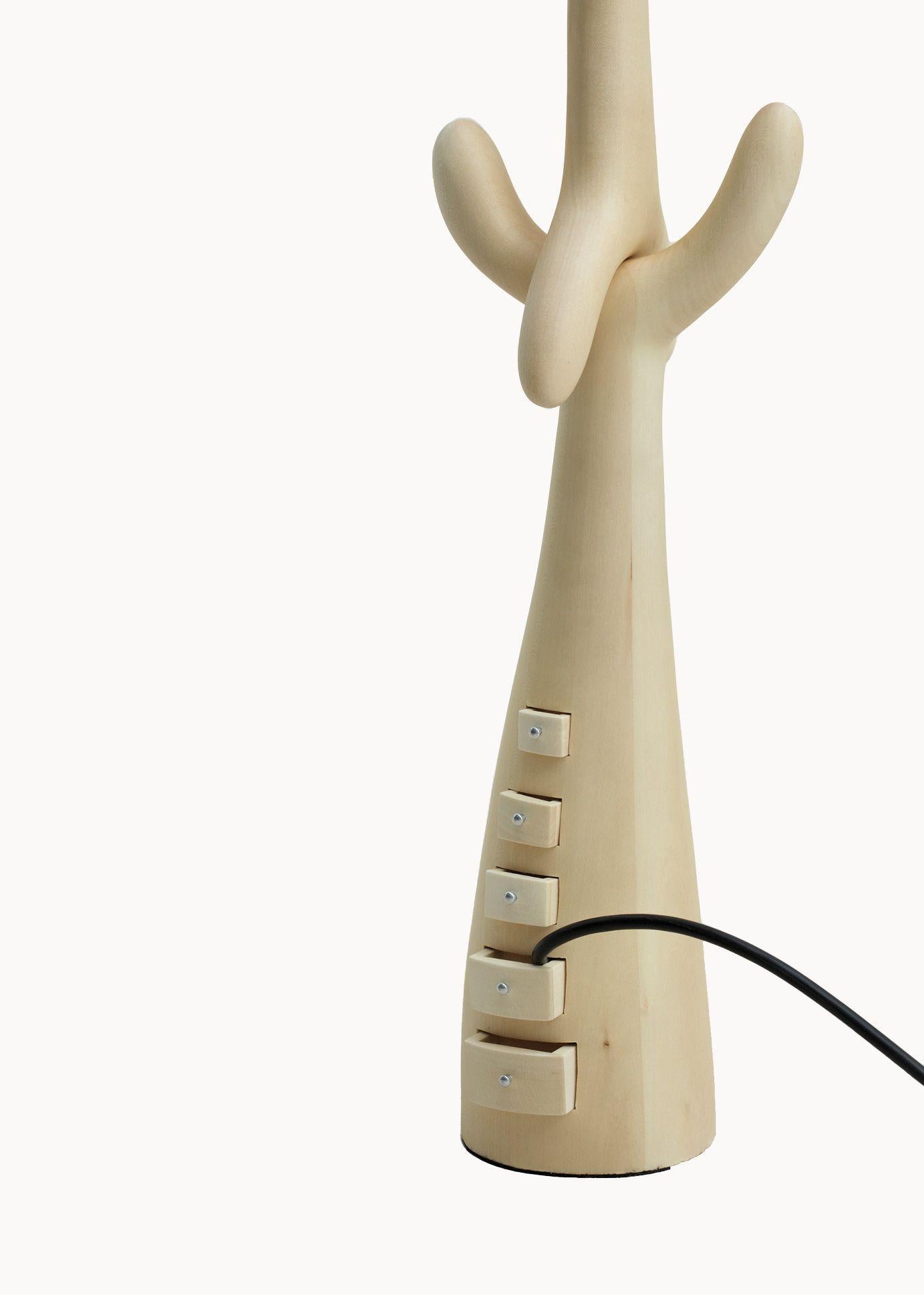 Lampe à tiroirs conçue par Dali et fabriquée par BD.

Structure sculptée en tilleul verni clair.
Abat-jour en lin beige.

Mesures : 30 x 30 x 87 H cm

Sculpture-lampes tiroirs

Une lampe sur pied inspirée des dessins de Dalí pour Jean Michel Frank.