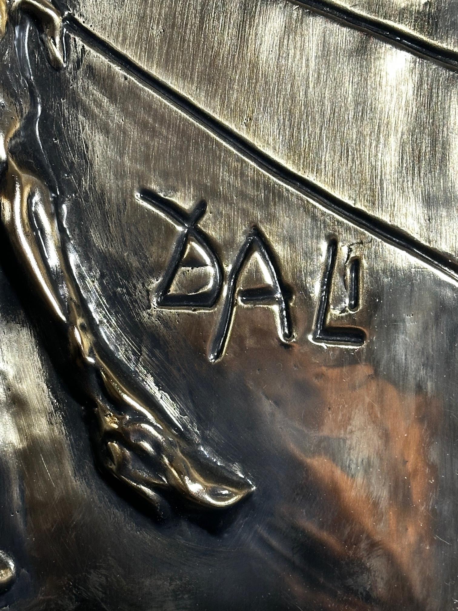 Don Quichotte Or Bas Relief - Sculpture de Salvador Dalí