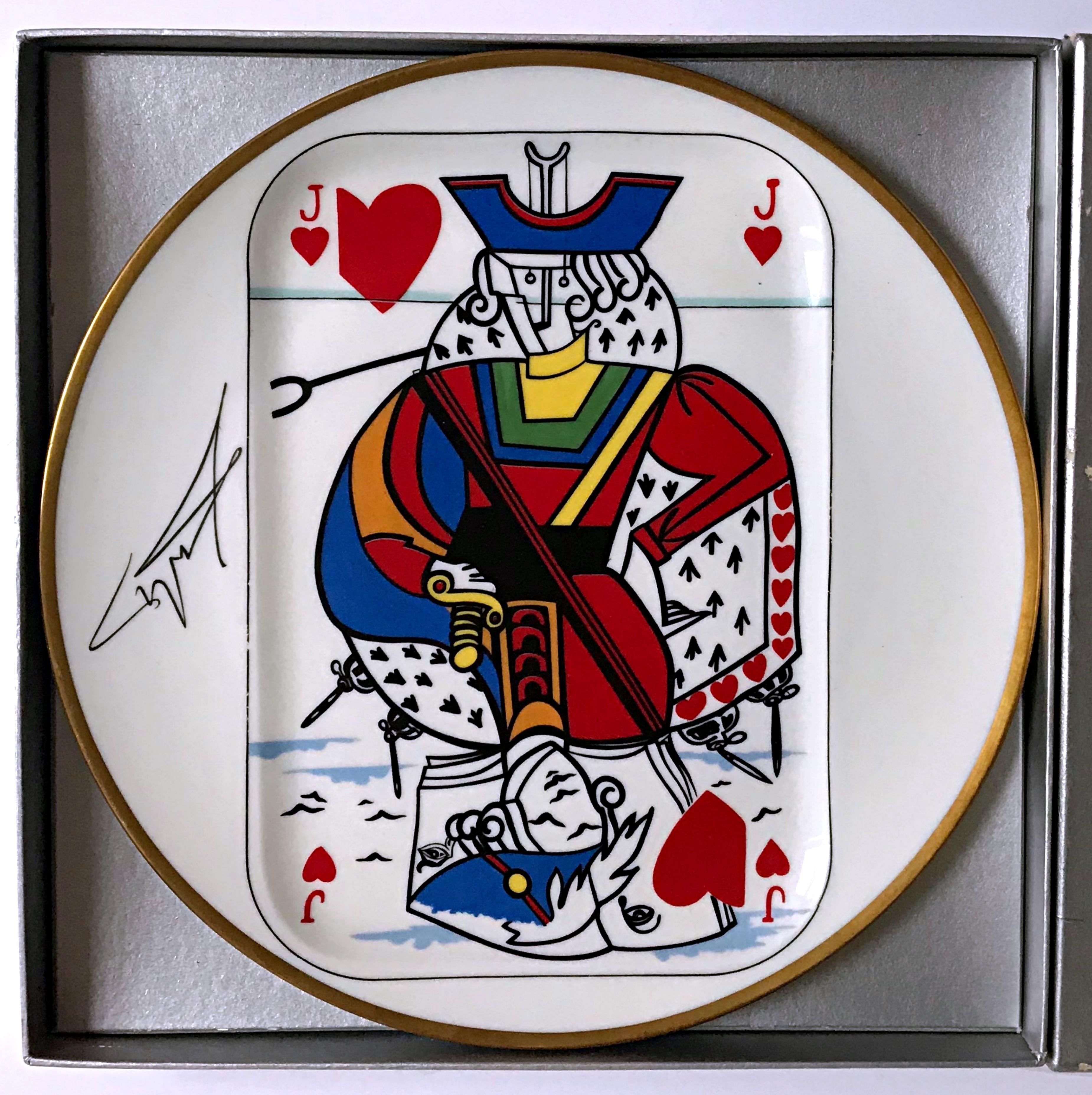 Salvador Dali
Valet de cœur, 1967
Assiette en porcelaine de Limoges en édition limitée. Signature cuite dans la plaque. Numéroté avec COA
9 3/4 × 9 3/4 × 3/10 pouces  24.8 × 24.8 × 0.8 cm
Edition 358/2000 (voir photos supplémentaires)
Signature de