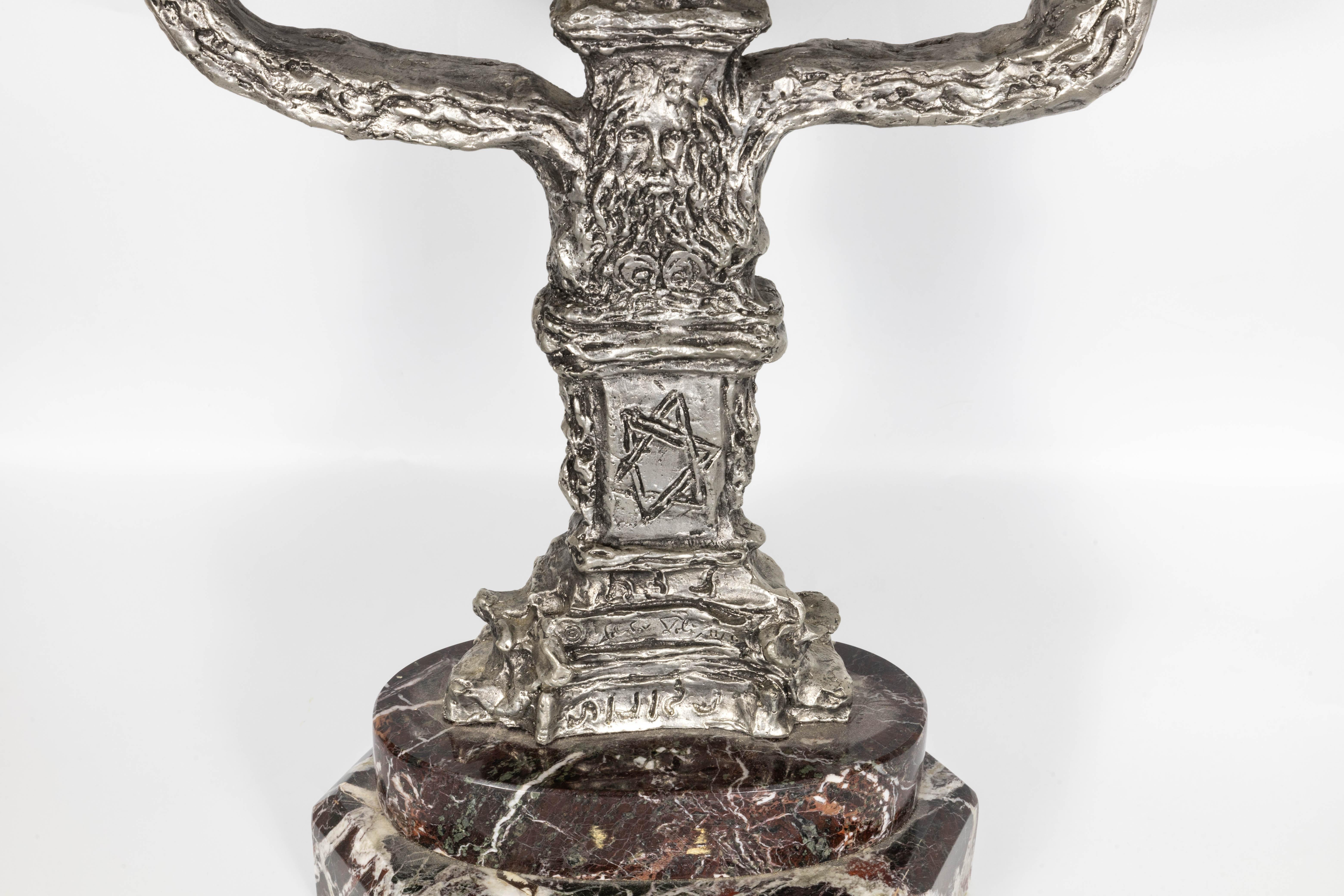Menorah con base in pietra di Gerusalemme - Sculpture Surrealismo di Salvador Dalí