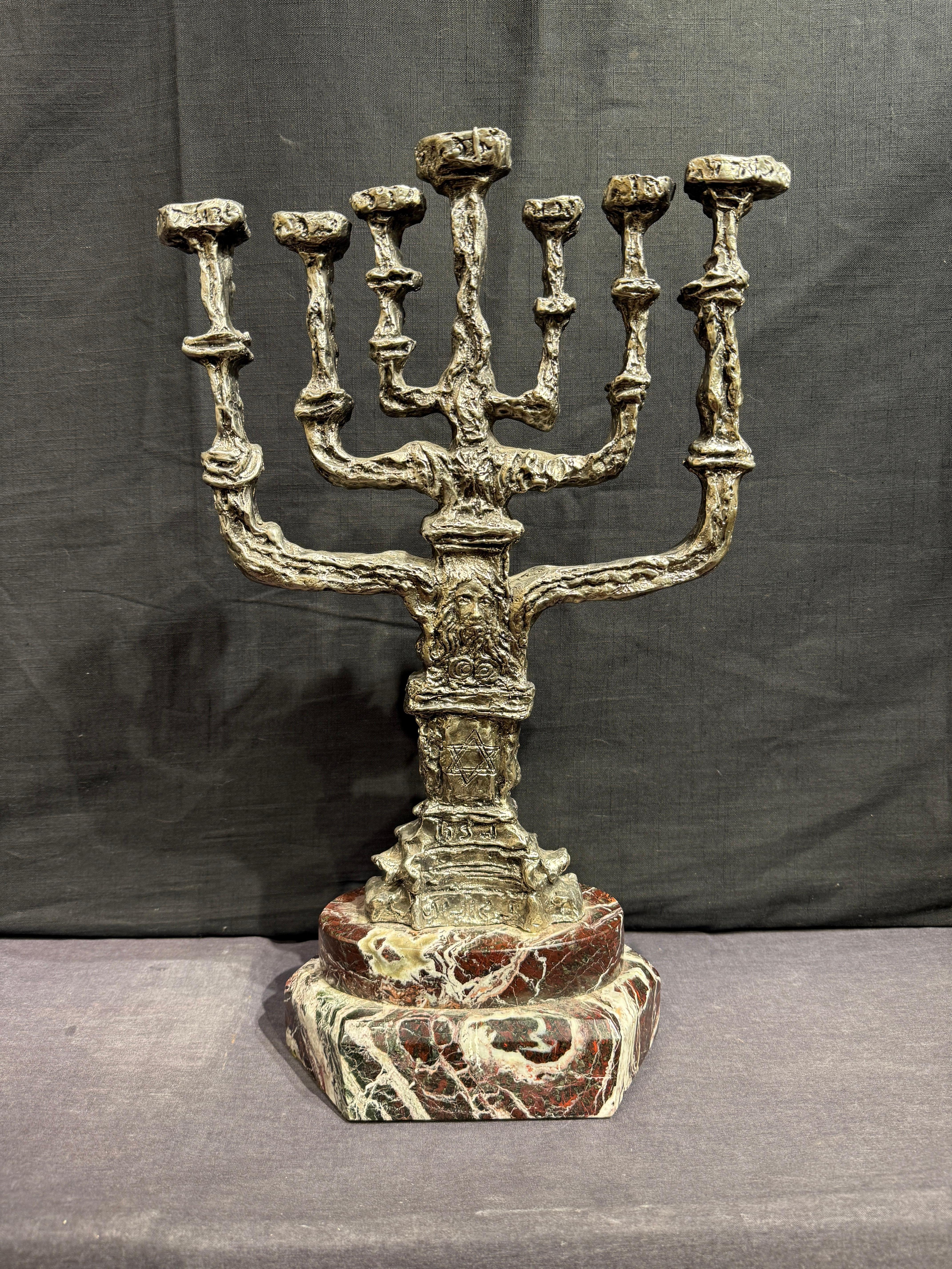 Menorah con base in pietra di Gerusalemme - Abstract Sculpture Oro di Salvador Dalí