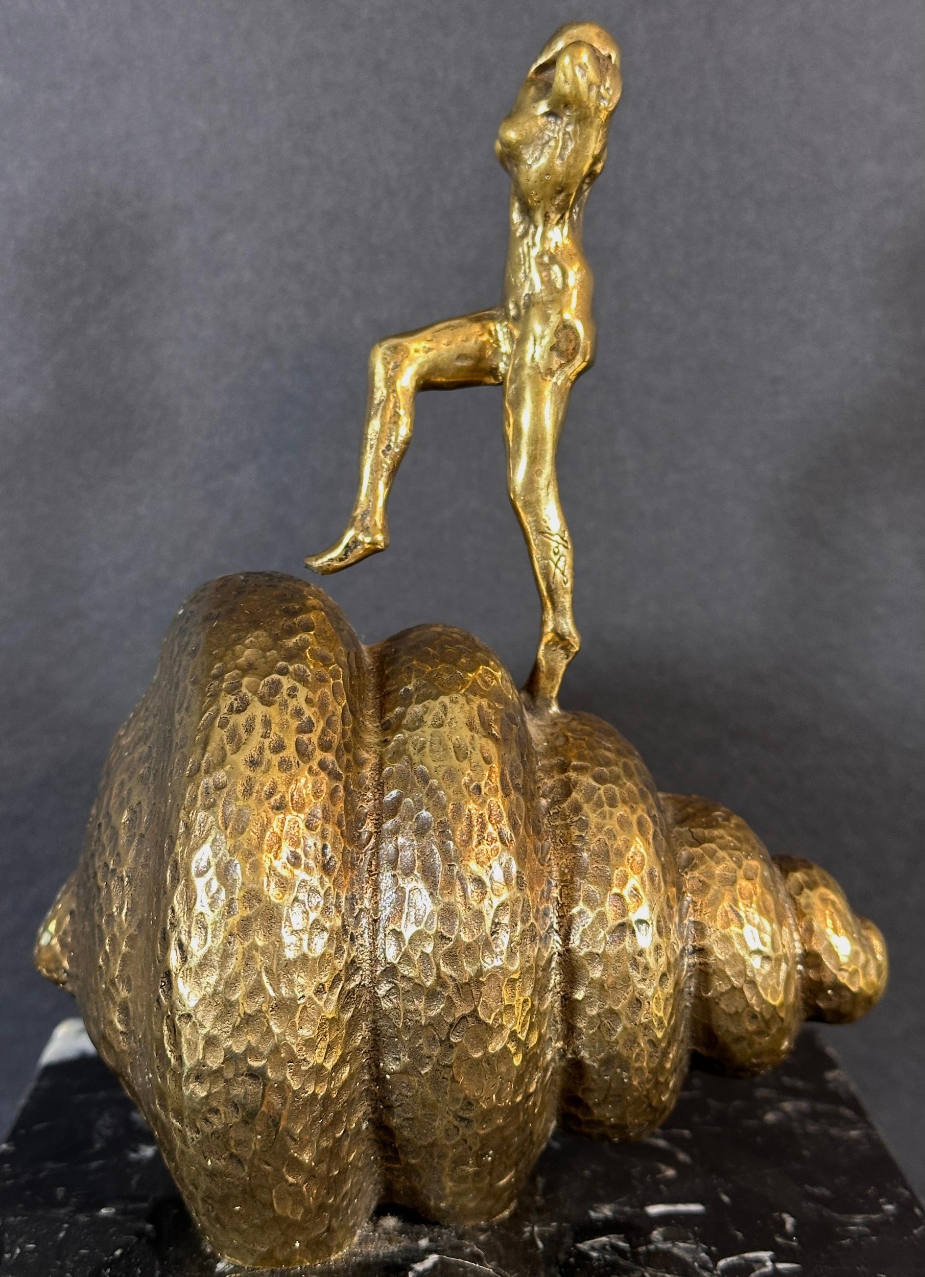 Die Treppe hinaufsteigender Akt/Hommage an Marcel Duchamp – Sculpture von Salvador Dalí