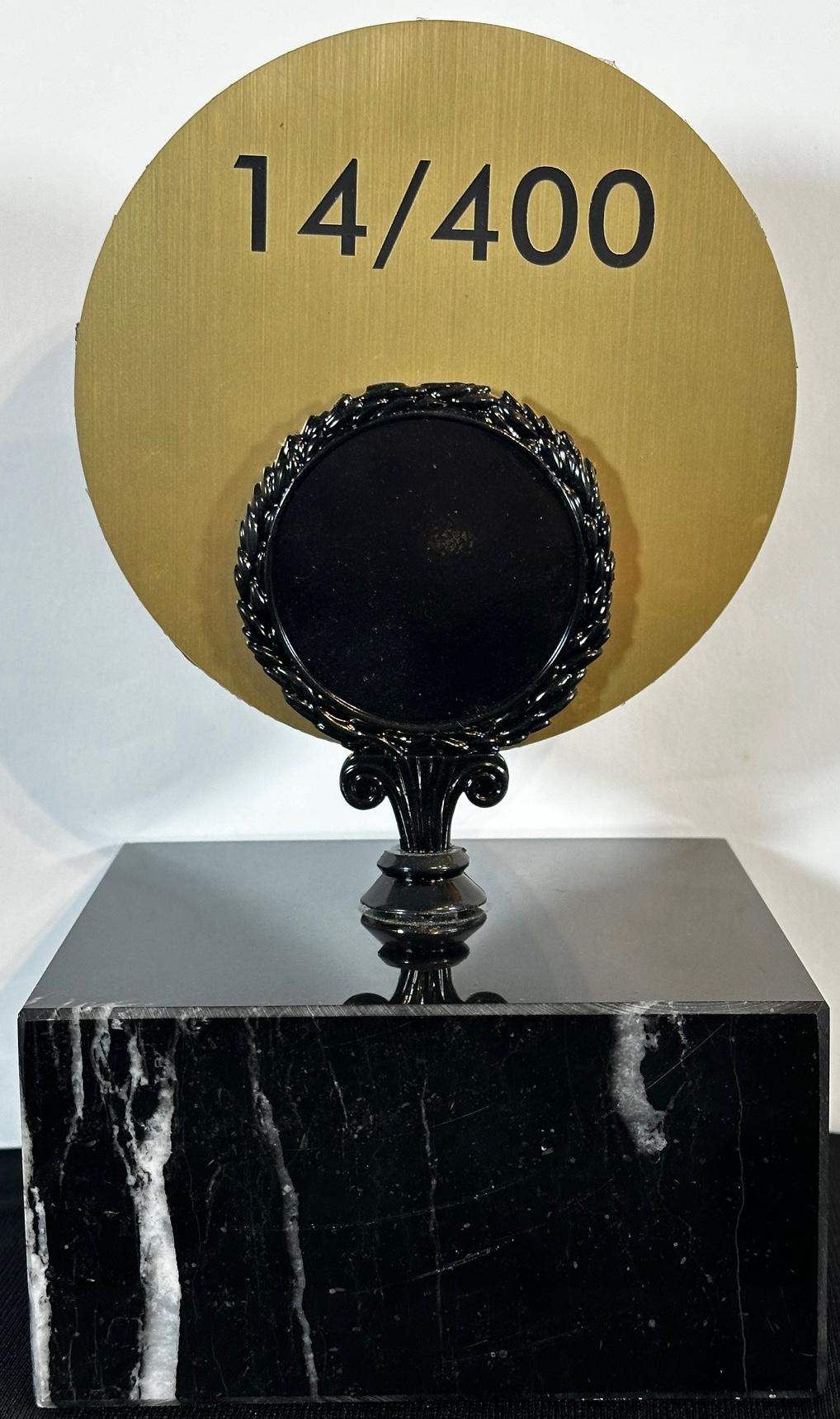 KÜNSTLER: Salvador Dali

TITEL: Unser historisches Erbe - Skulptur

MEDIUM: Bronzemedaille nach einer Original-Wachsabformung von Dali aus dem Hotel des Monnaies de Paris 

SIGNIERT: Signiert in der Skulptur, nicht handsigniert 

NUMMER DER AUSGABE: