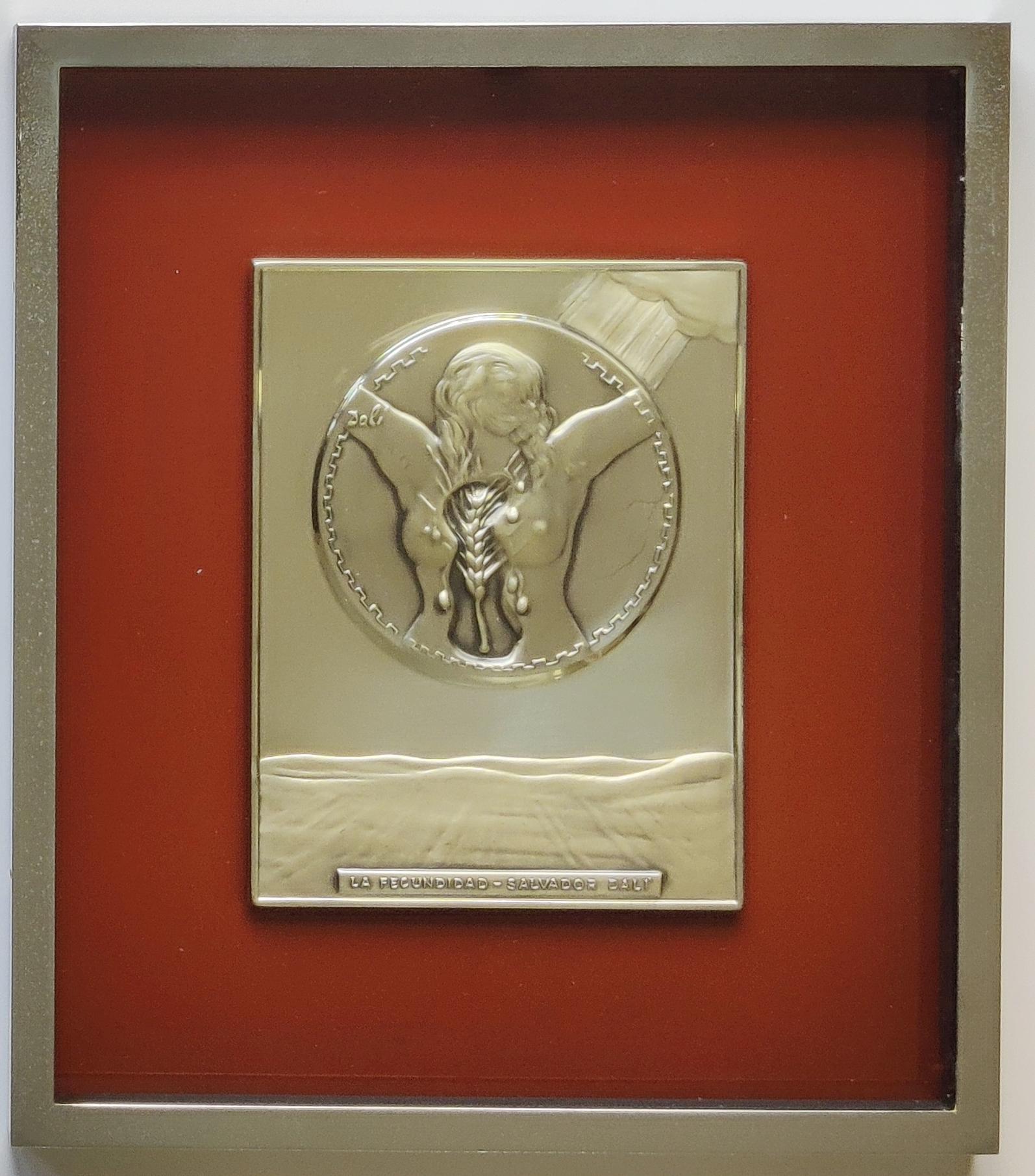 Salvador Dali 
Fécondité - Sculpture en argent en bas-relief, 1977
Dimensions : 24 x 18 cm
Encadré : 38 x 33 cm
Signé sur le bas-relief et signature imprimée sur le certificat au dos.
Numéro d'édition : I/564
Cette plaque en édition limitée a été