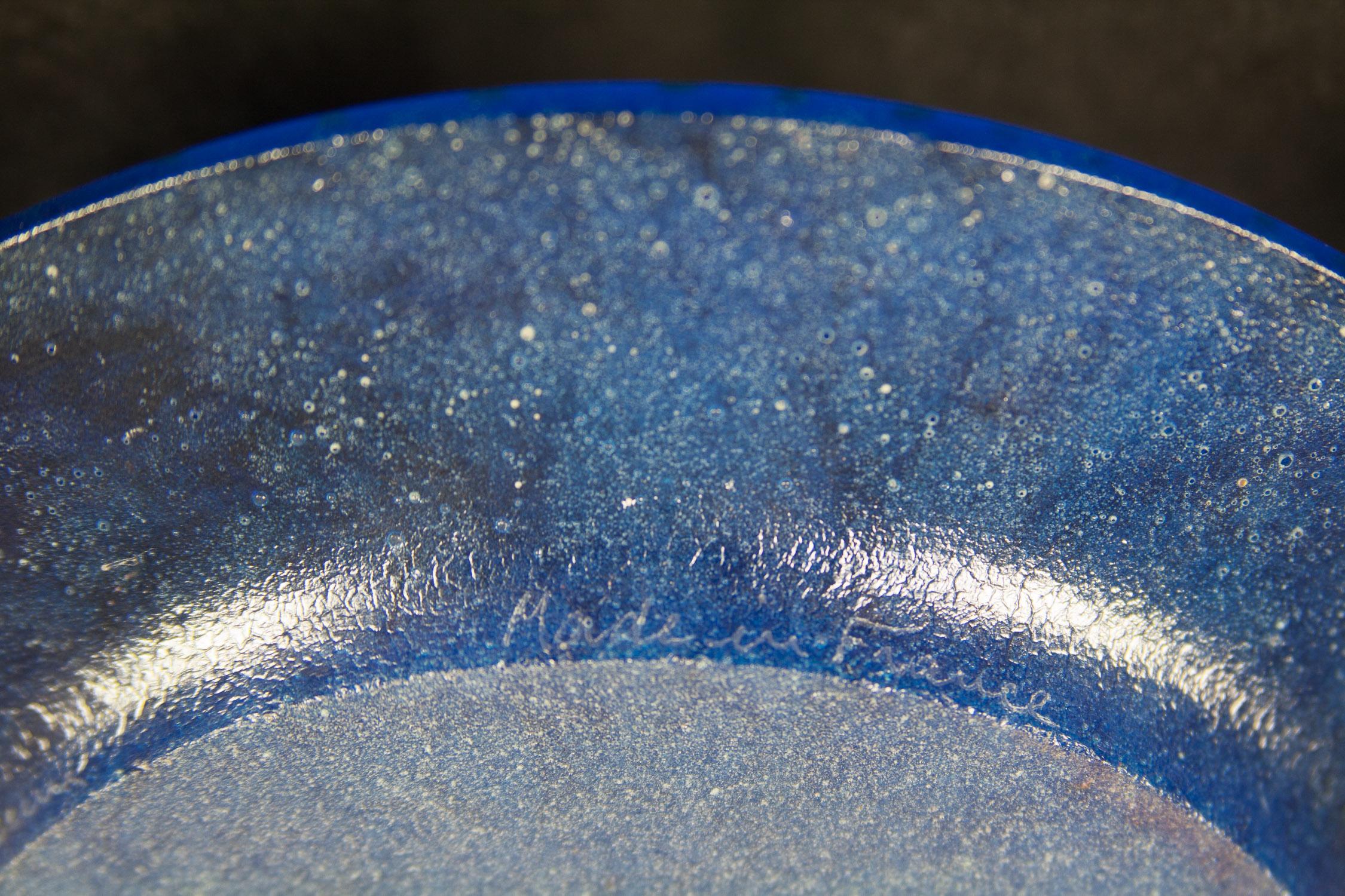  Geschmolzene Glasplatte....Triomphale ..... Blau und Gold von Salvador Dali
 Daum-Teller in limitierter Auflage aus blauem Pate-de-Verre-Strukturglas mit vergoldeten Highlights   Hergestellt in Frankreich 1970.  10,5 Zoll Durchmesser. Limitierte