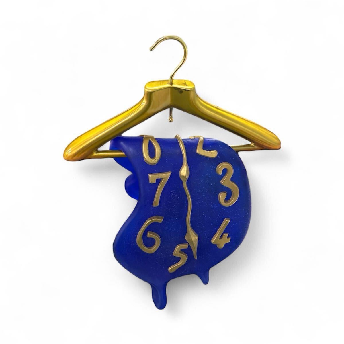 Salvador Dalí­ 
Soft Hanging Watch (Daum), 1971
Sculpture in blue glass paste and gilded with fine gold, with a gilded bronze hanger
Numbered 195/850
Daum editor
Dimensions: 46 x 34 x 12 cm
COA from the publisher
Original Box

Excellent condition,