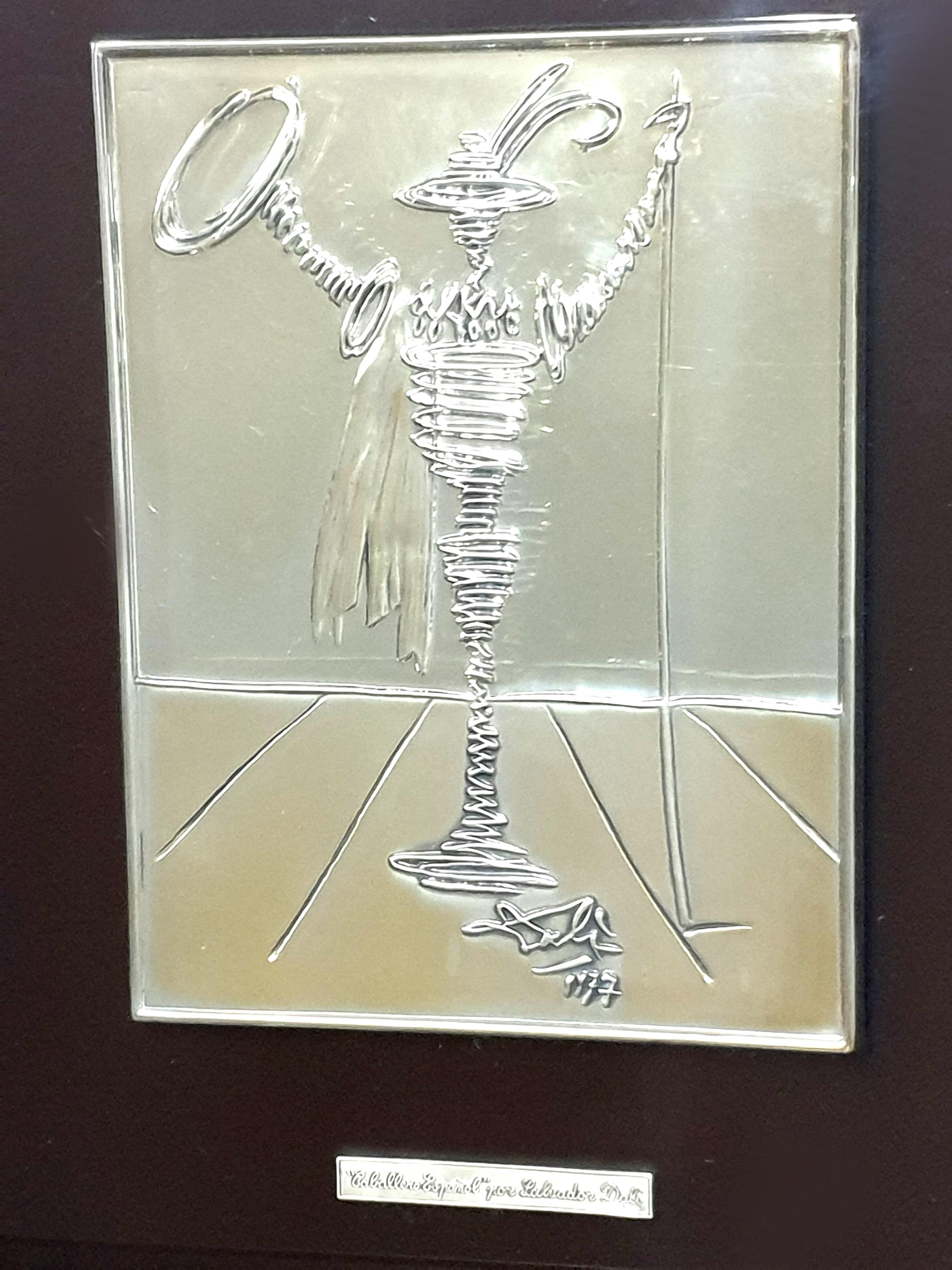 Salvador Dali – Spanischer Ritter – Flachrelief Silberskulptur (Braun), Nude Sculpture, von Salvador Dalí