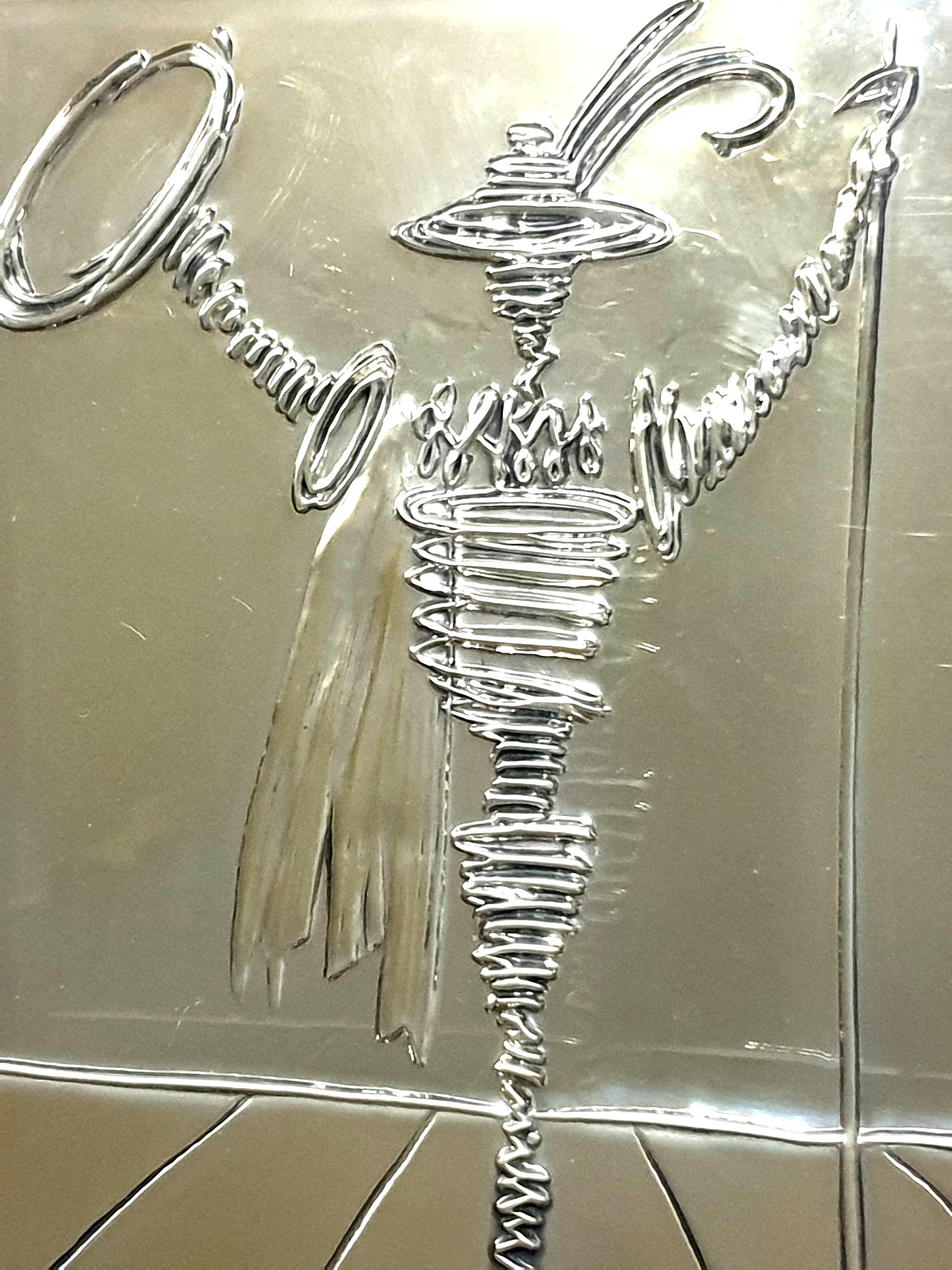 Salvador Dali – Spanischer Ritter – Flachrelief Silberskulptur
Signiert auf dem Basrelief und gedruckte Signatur auf dem Zertifikat auf der Rückseite. 
Abmessungen: 22 x 17::5 cm
Gerahmt: 38 x 33 cm
Diese Plakette in limitierter Auflage wurde auf