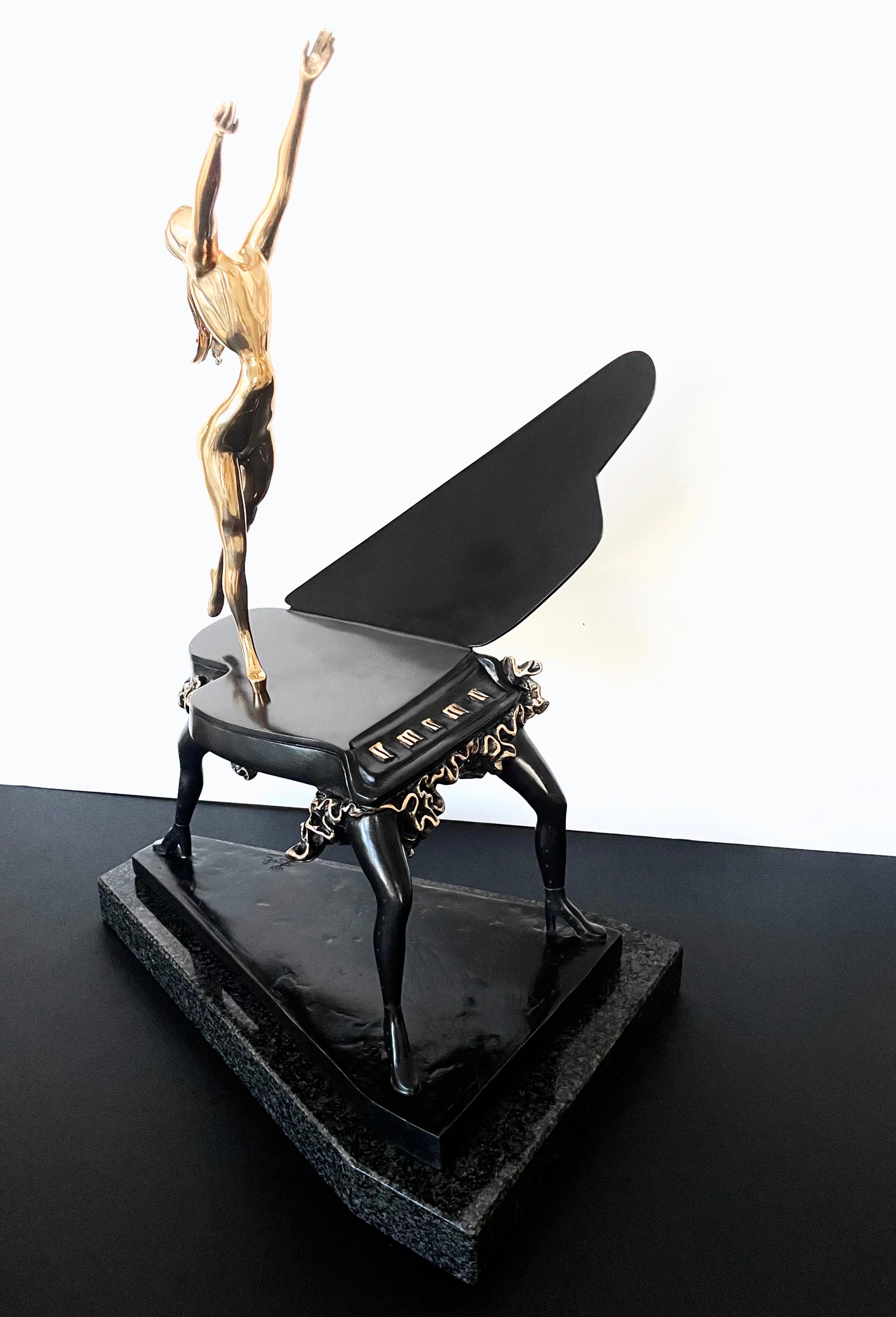 Piano surréaliste, Salvador Dali – Sculpture von Salvador Dalí