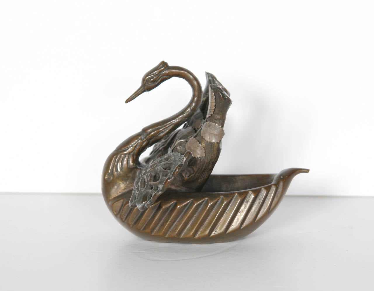 Swan-Elephant, Surrealistische Bronzeskulptur von Salvador Dali (Gold), Figurative Sculpture, von Salvador Dalí