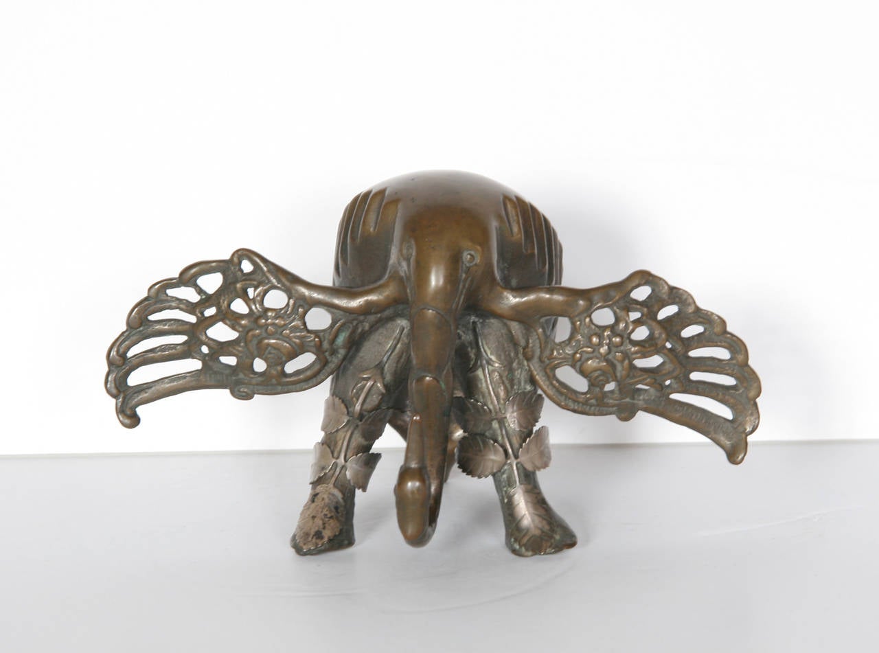 Künstler: Salvador Dali, Spanier (1904 - 1989)
Titel: Schwan-Elefant
Jahr: 1967
Medium: Bronzeskulptur, Signatur und Nummer eingraviert
Auflage: 5/6 
Größe: 11,43 cm x 20,32 cm x 13,97 cm (4,5 in. x 8 in. x 5,5 in.)

Referenz: Abbildung 288 in 