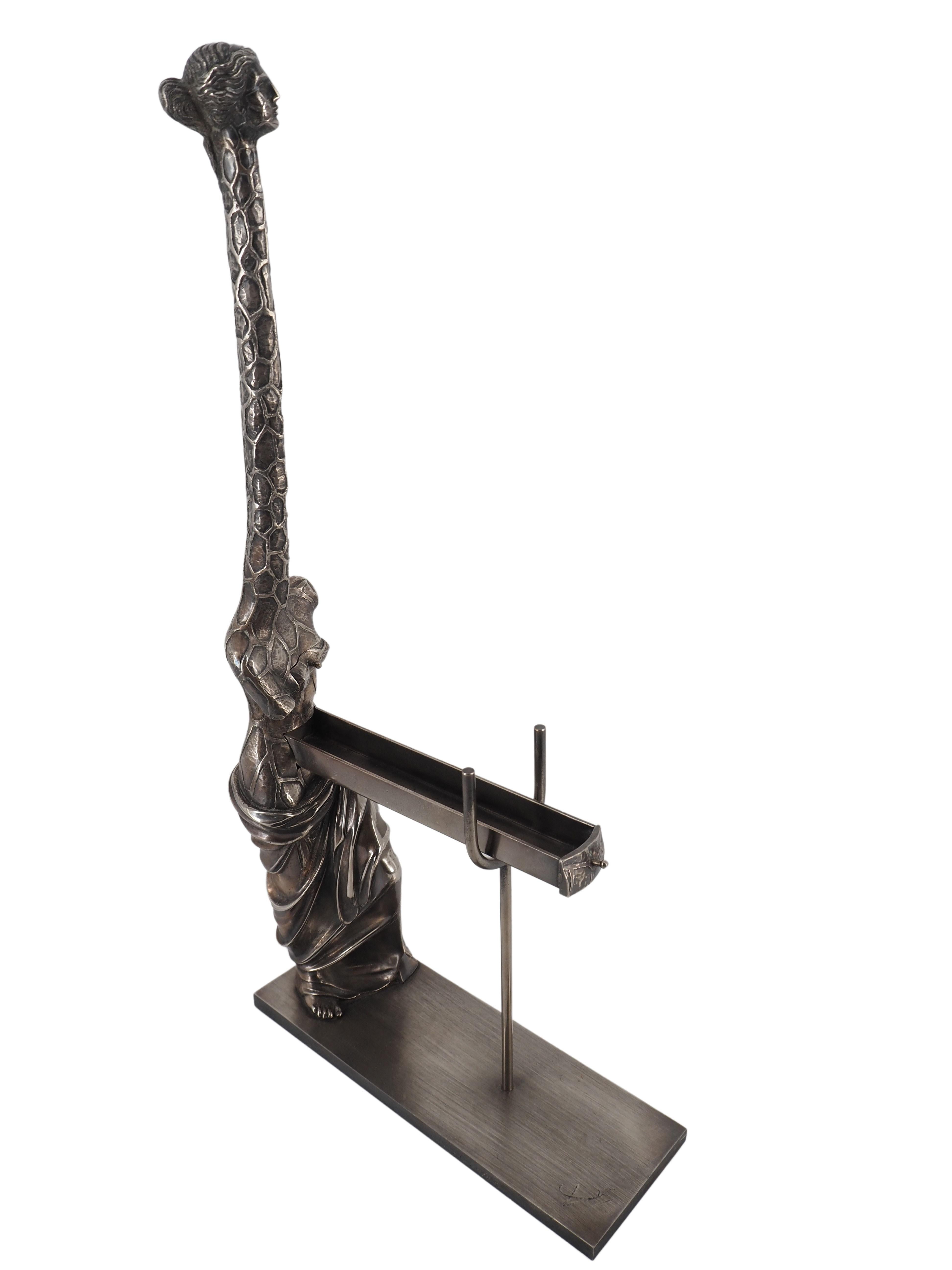 Salvador Dali (1904-1989)
Venus Giraffe mit Schubladen, 1973

Original versilberte Bronzeskulptur
Wachsausschmelzverfahren (Guss aus der Venturi-Werkstatt - authentifiziert durch den Stempel des Gründers)
Signiert in Bronze auf dem Sockel
Limitierte