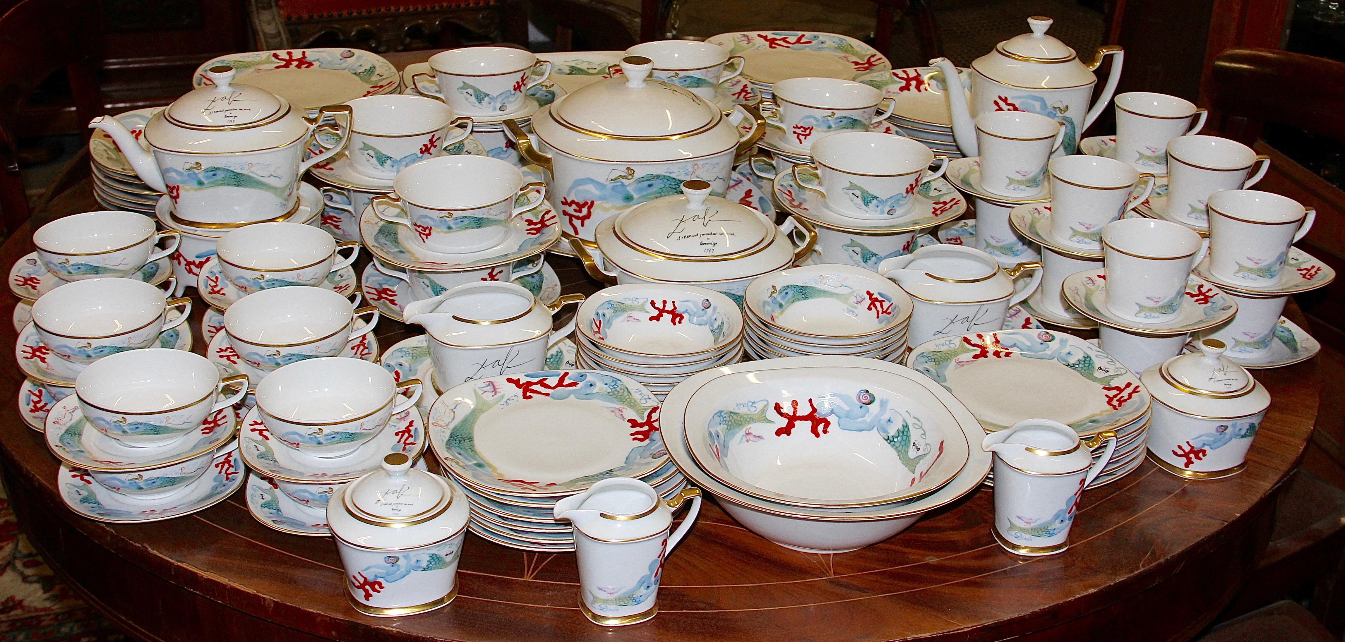 Very extensive porcelain service. Consisting of coffee, tea and dinner service.

Extremely rare.

Sirena's peinadas con coral y hormiga. 1977 (draft).

135-piece porcelain service.
Each piece: painted and glazed. On the bottom
in glaze