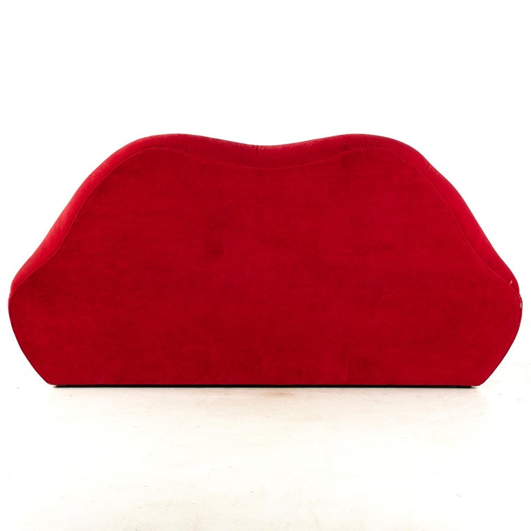Salvador Dali Style Mid Century Lip Shaped Sofa For Sale at 1stDibs