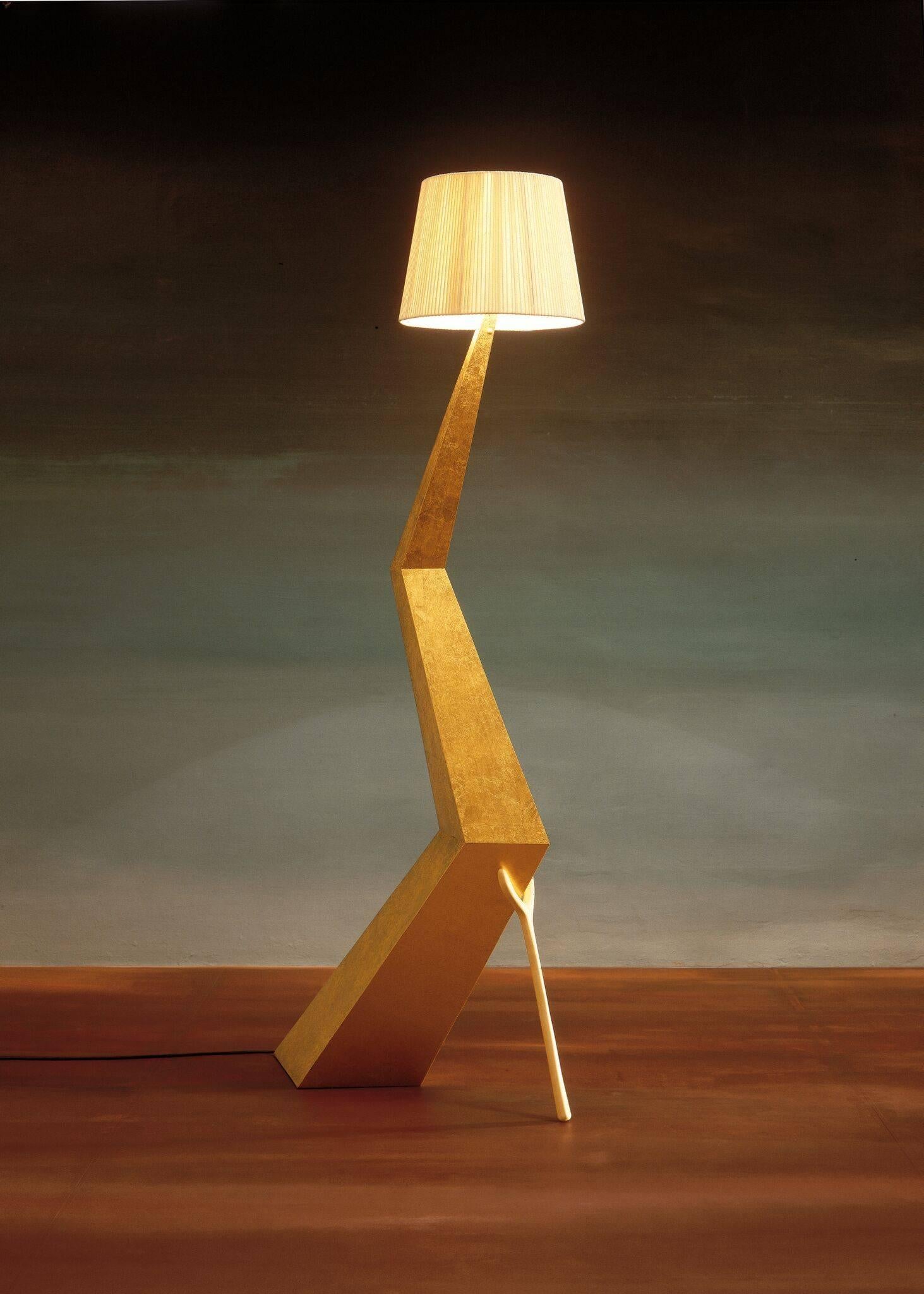 Bracelli Lampe entworfen von Dali hergestellt von BD seit 2009.

Paneelstruktur mit feinem Blattgold überzogen und nachgedunkelt.
Lampenschirm in schwarzer Farbe Baumwolle und Viskose.

Maße: 37 x 64 x H.180 cm

Limitierte Auflage von 105