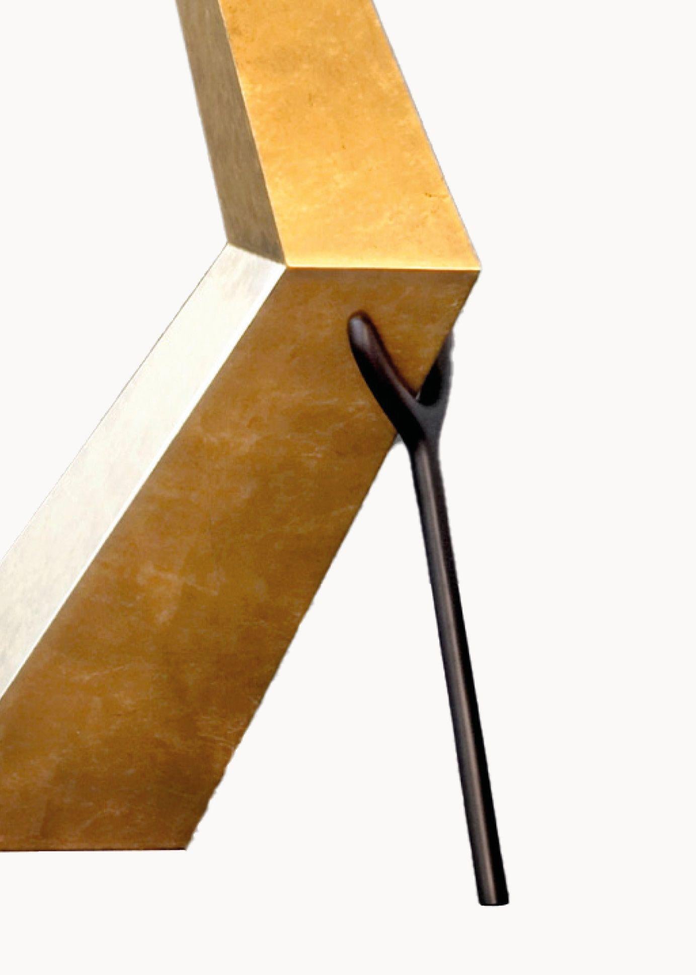 Bracelli Lampe entworfen von Dali hergestellt von BD seit 2009.

Paneelstruktur mit feinem Blattgold überzogen und nachgedunkelt.
Lampenschirm in schwarzer Farbe Baumwolle und Viskose.

Maße: 37 x 64 x H.180 cm

Limitierte Auflage von 105 Stück /