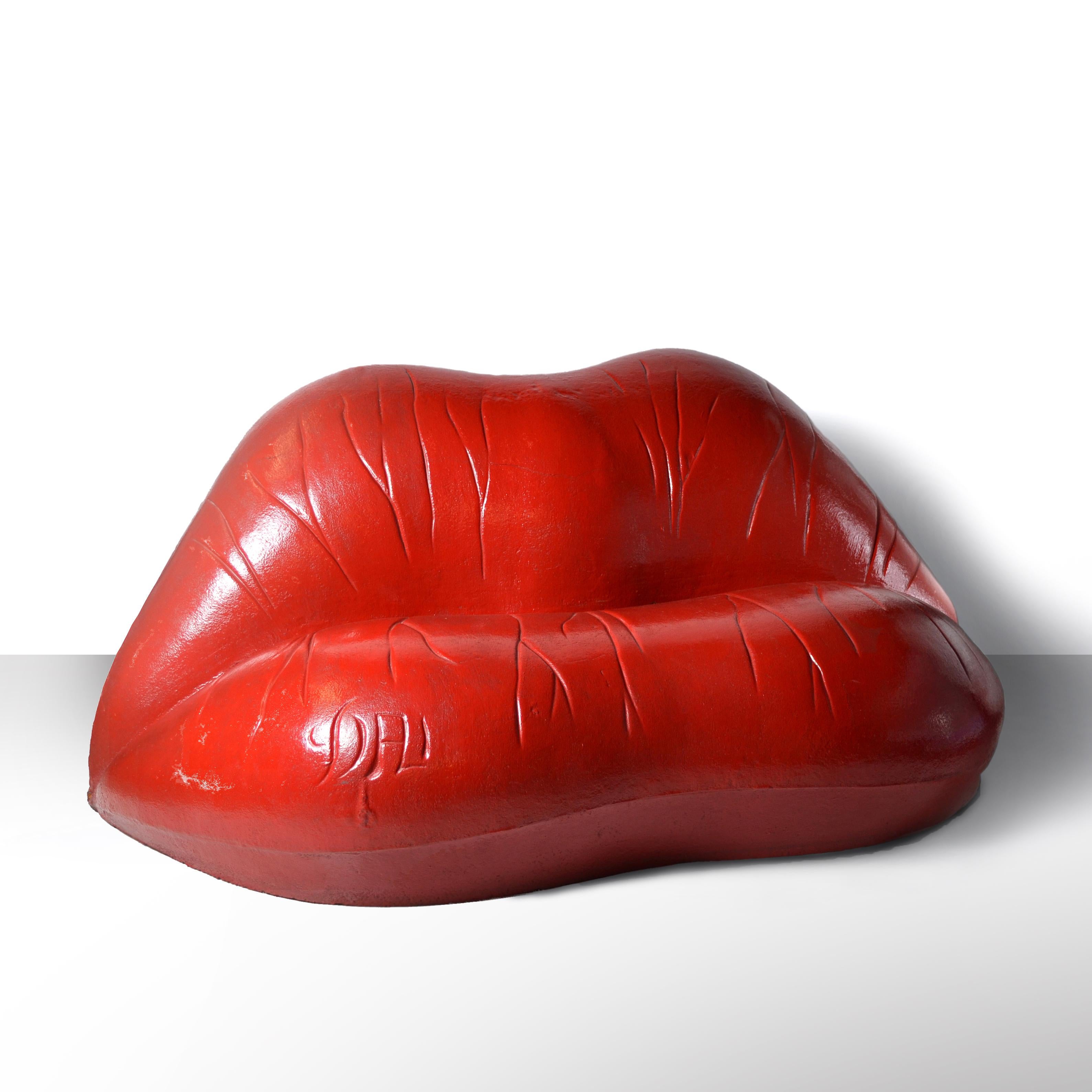 Salivasofá:

Erster Prototyp eines Sofas, entworfen von Salvador Dalí und Oscar Tusquets, 1972.

Die Messungen sind:
175 x 110 x 80 cm

Das MATERIAL besteht aus Polyurethanschaum, der mit einer roten Polidur-Beschichtung versehen ist.
Das