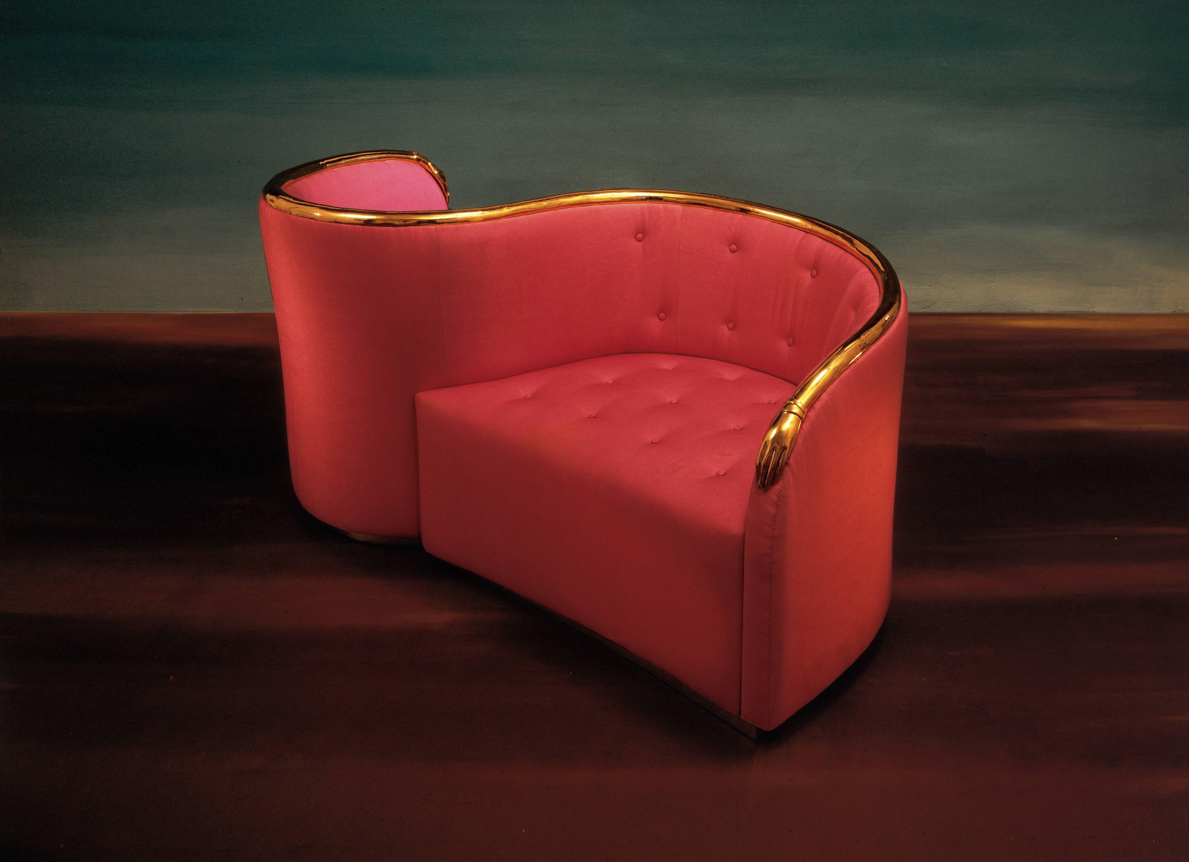 Sofa, entworfen von Dali, hergestellt von BD.

Struktur aus Massivholz.
Traditionelle Polsterung mit konischen Federn und Schnallen.
Innenfutter aus weißer Baumwolle.
Holzsockel mit einer polierten, lackierten Messingplatte ausgekleidet.
Bezug und