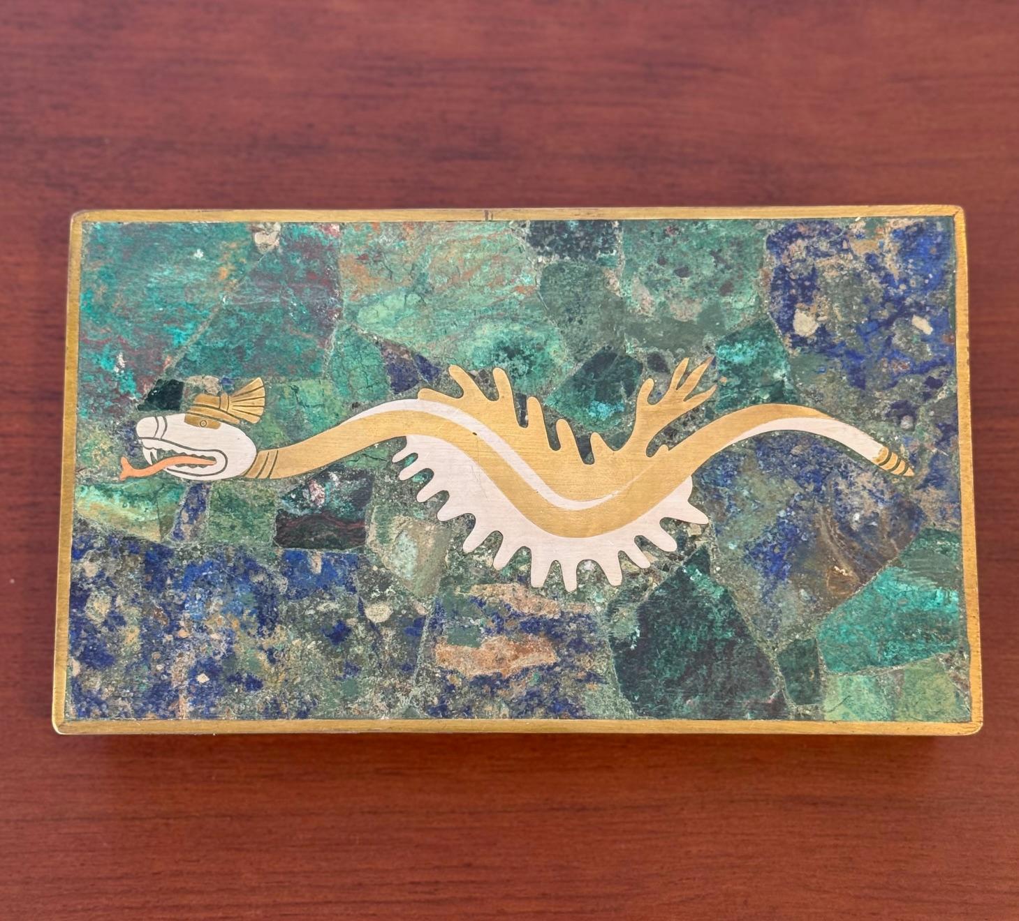 Salvador Teran per Los Castillo, scatola decorativa in ottone con un serpente su sfondo verde. L'interno della scatola è rivestito di pietra e resina e l'interno è rivestito di legno. Stampigliato sul lato inferiore della scatola.