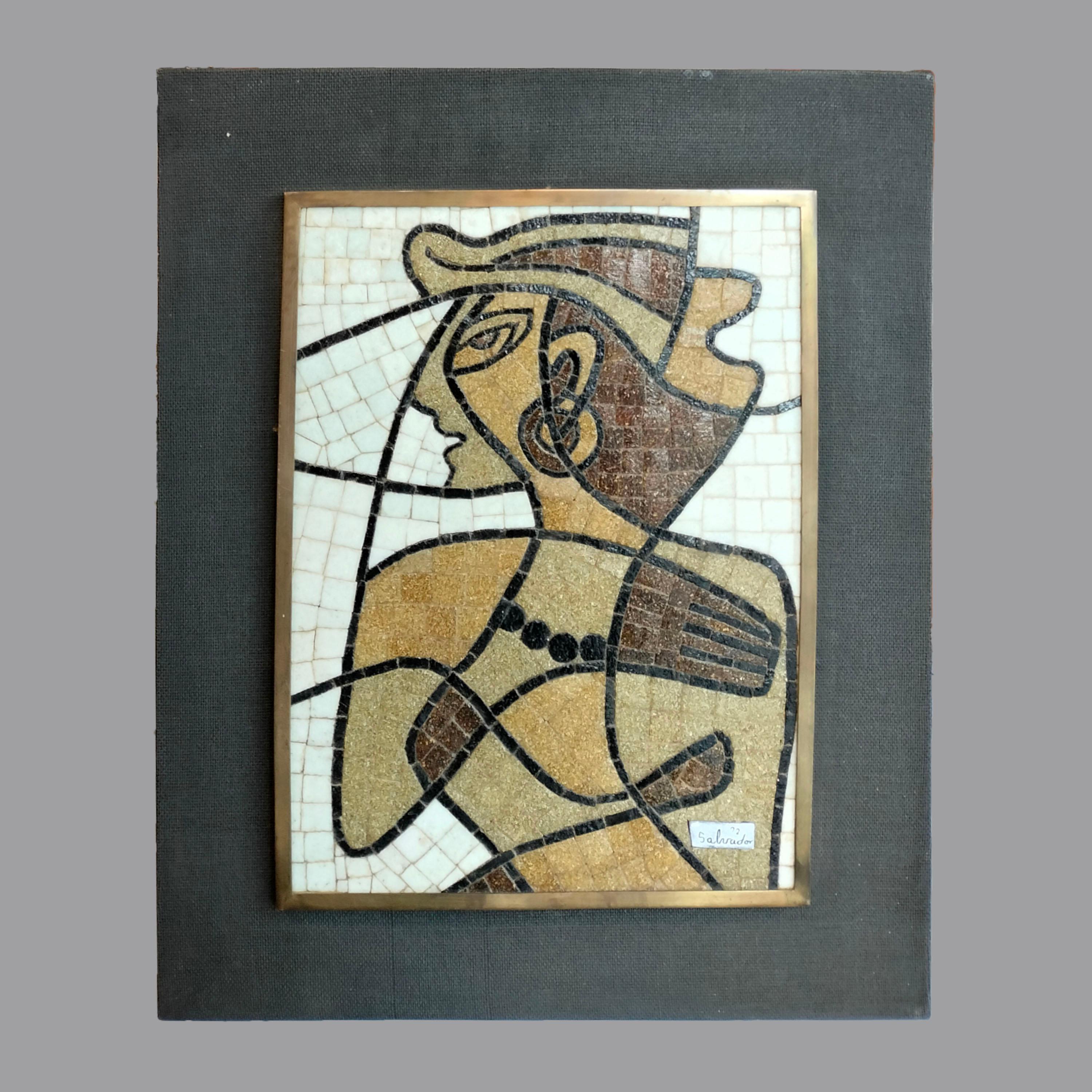 Mosaïque murale représentant le profil d'une femme, réalisée par l'orfèvre, le designer de meubles et le sculpteur mexicain Salvador Terán. La mosaïque est composée de pierres brunes et blanches. Elle est signée sur une plaque SALVADOR 72. Il est