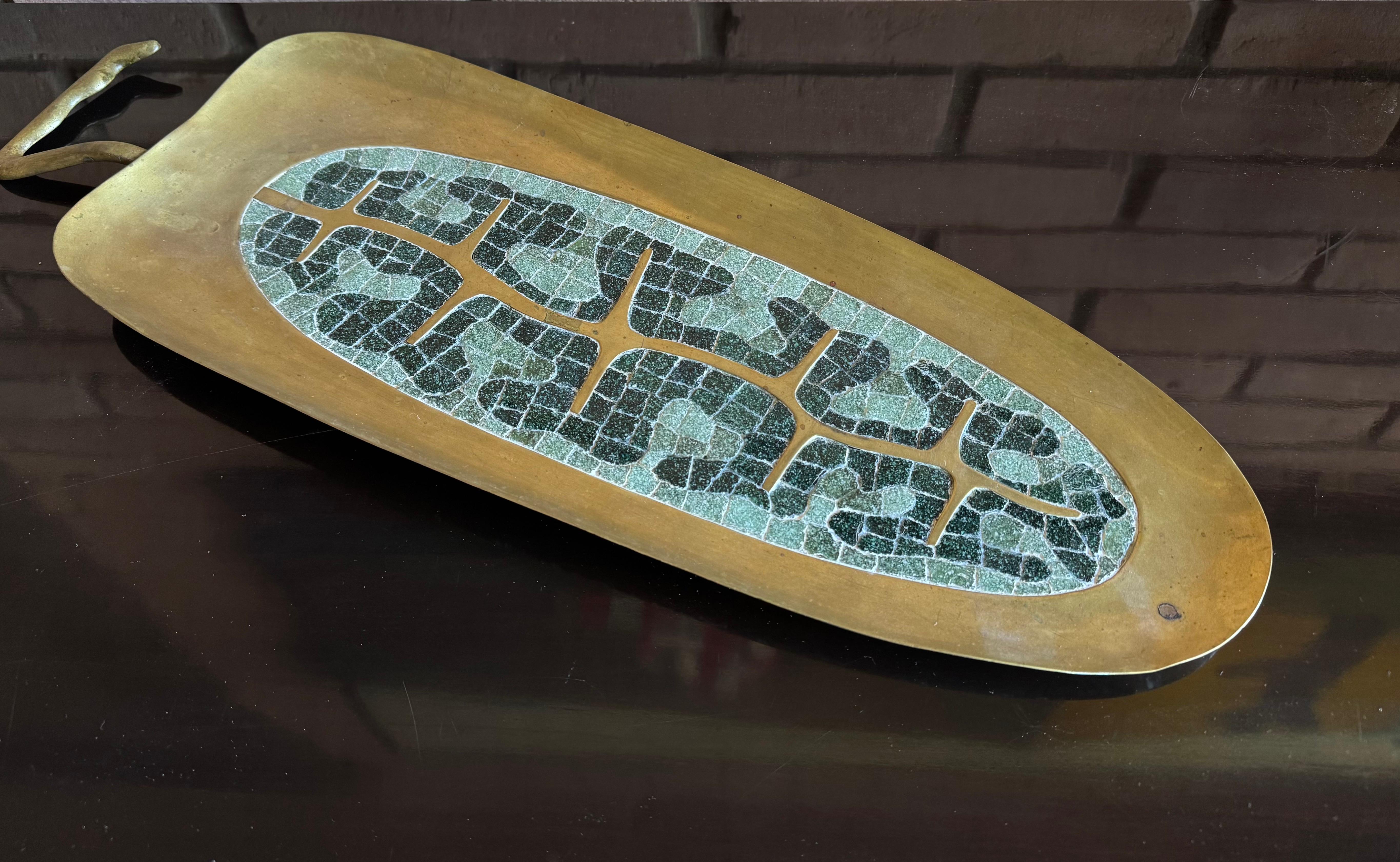 Preciosa bandeja modernista de latón y mosaico de cristal diseñada por Salvador Teran c. 1960 México. Conocido por sus joyas y vibrantes piezas decorativas de mosaico de vidrio y metal, Terán fue un artista consumado que trabajó junto a Los Castillo