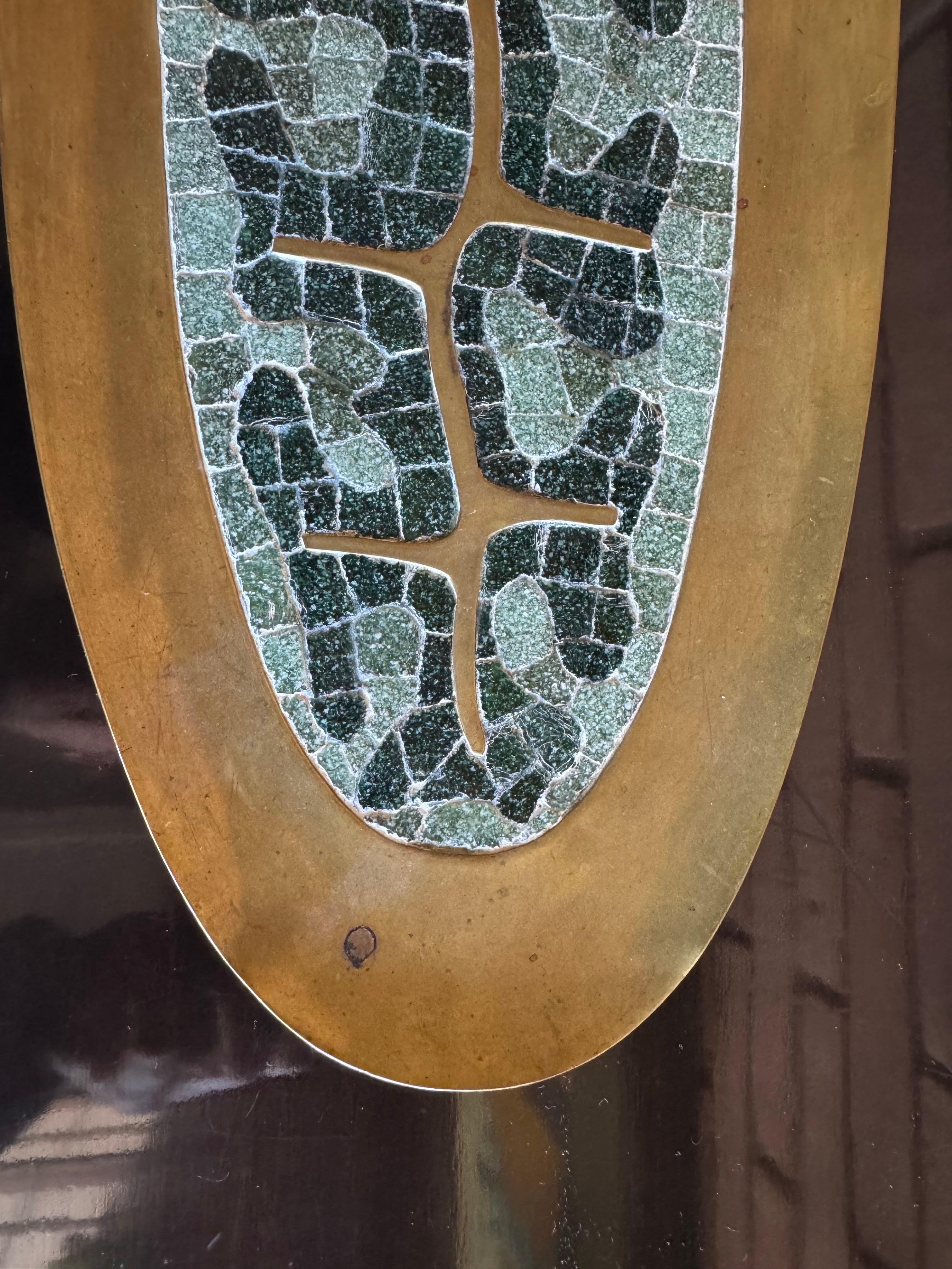 Bandeja de mosaico y latón de mediados de siglo de Salvador Teran Hecho a mano