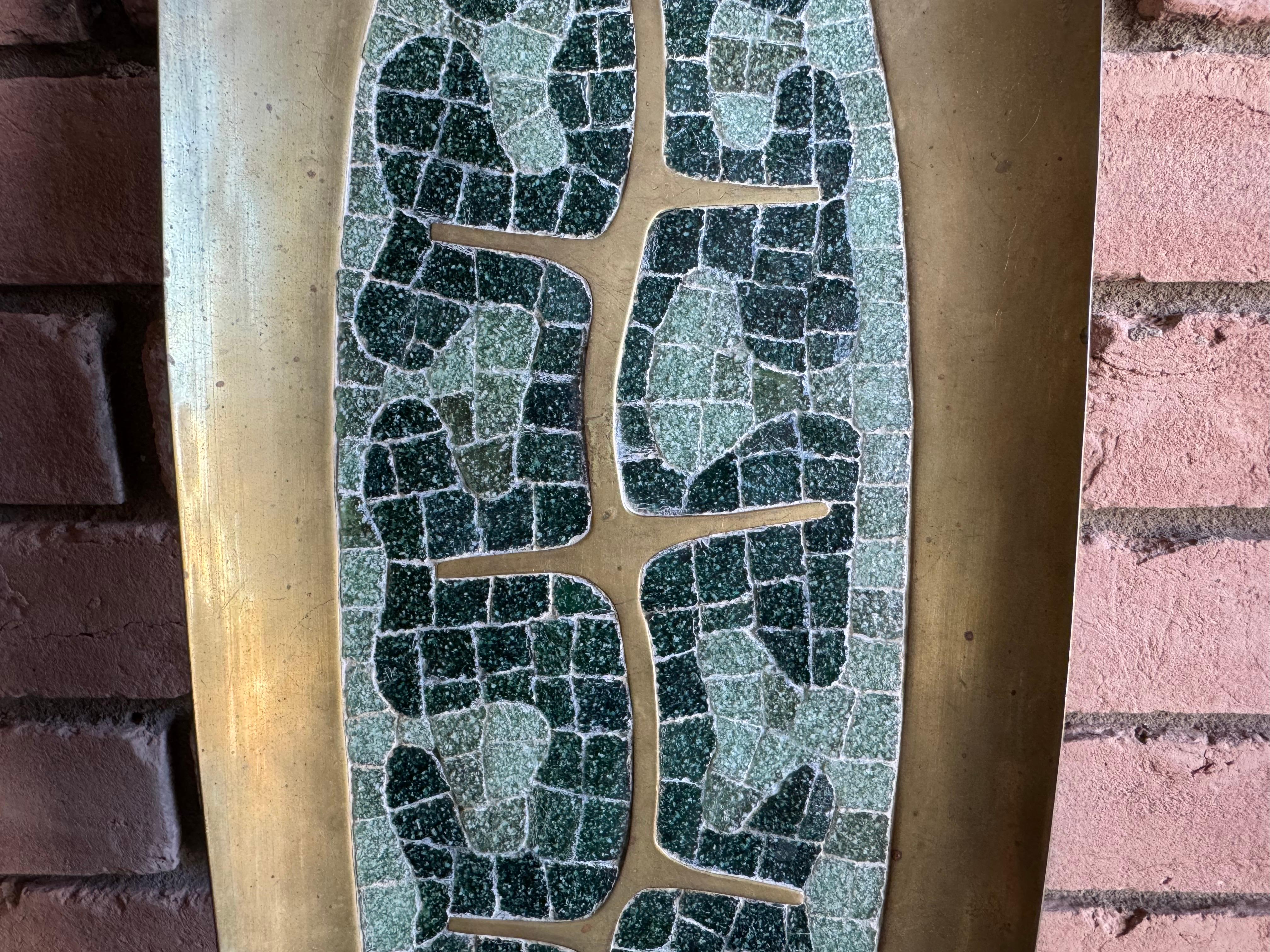 Bandeja de mosaico y latón de mediados de siglo de Salvador Teran mediados del siglo XX