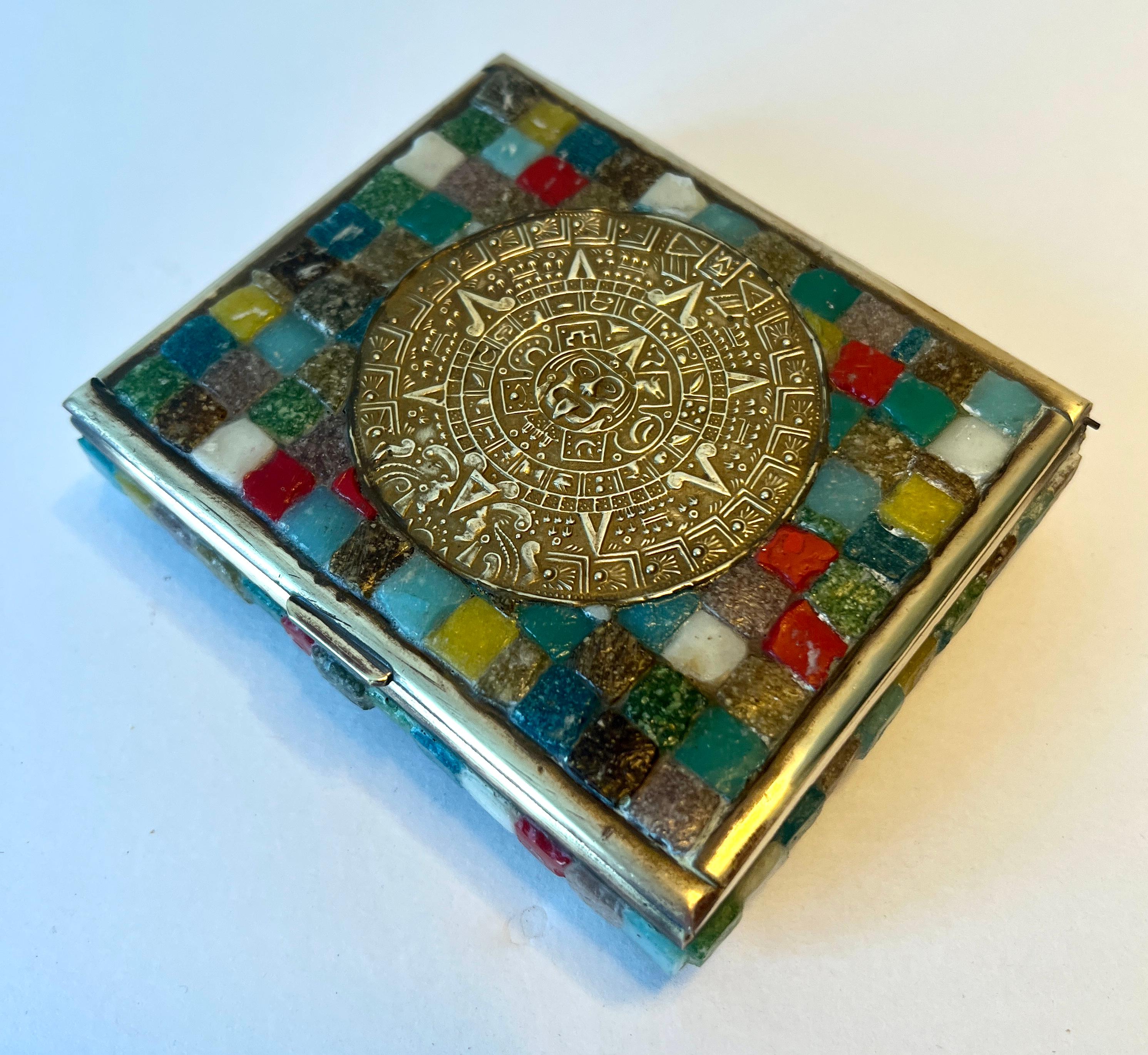 Salvador Teran Mosaik Mexikanisch Messing und Fliesen-Box mit Azteken-Medaillon (Volkskunst) im Angebot