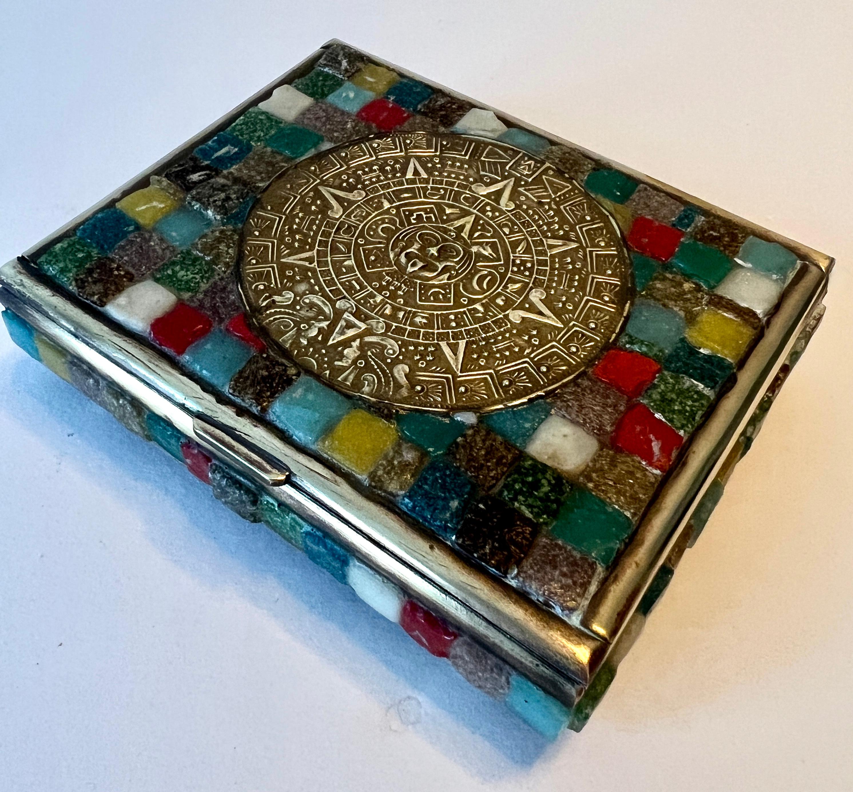 Salvador Teran Mosaik Mexikanisch Messing und Fliesen-Box mit Azteken-Medaillon (Handgefertigt) im Angebot