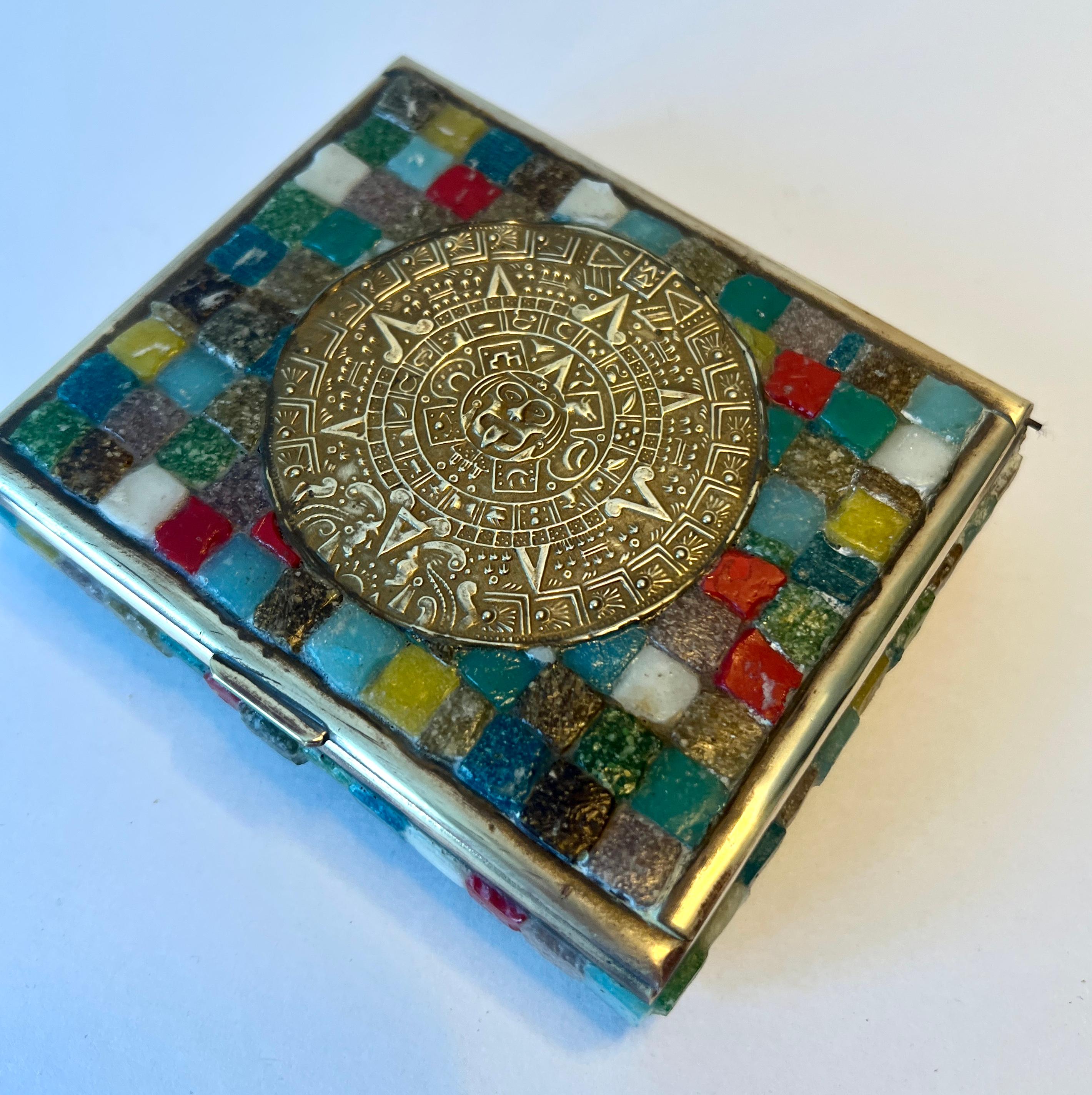 Salvador Teran Mosaik Mexikanisch Messing und Fliesen-Box mit Azteken-Medaillon im Zustand „Gut“ im Angebot in Los Angeles, CA