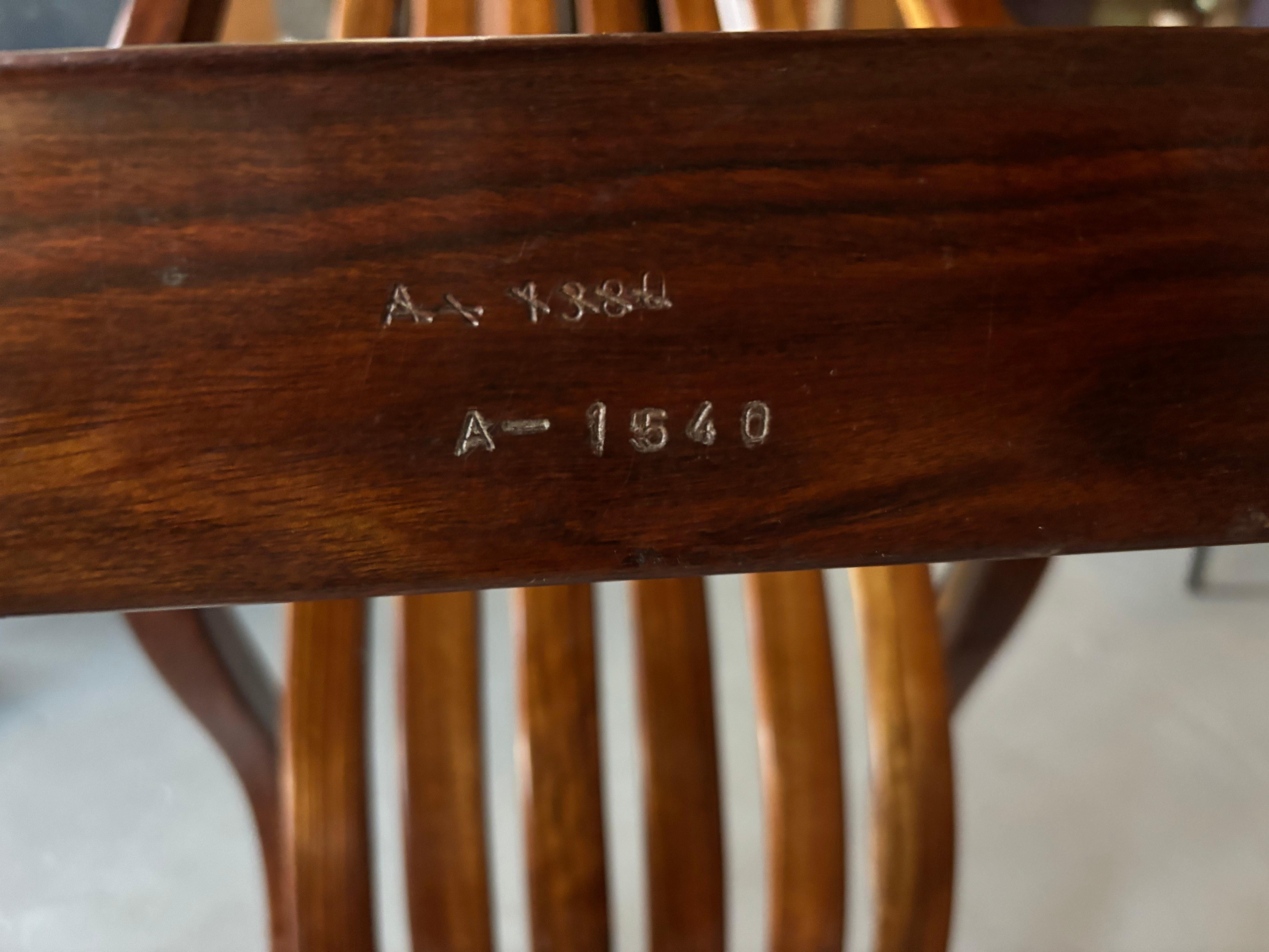 Balancín y Otomana Cantilever de Madera Exótica Salvador Vidal en venta 4