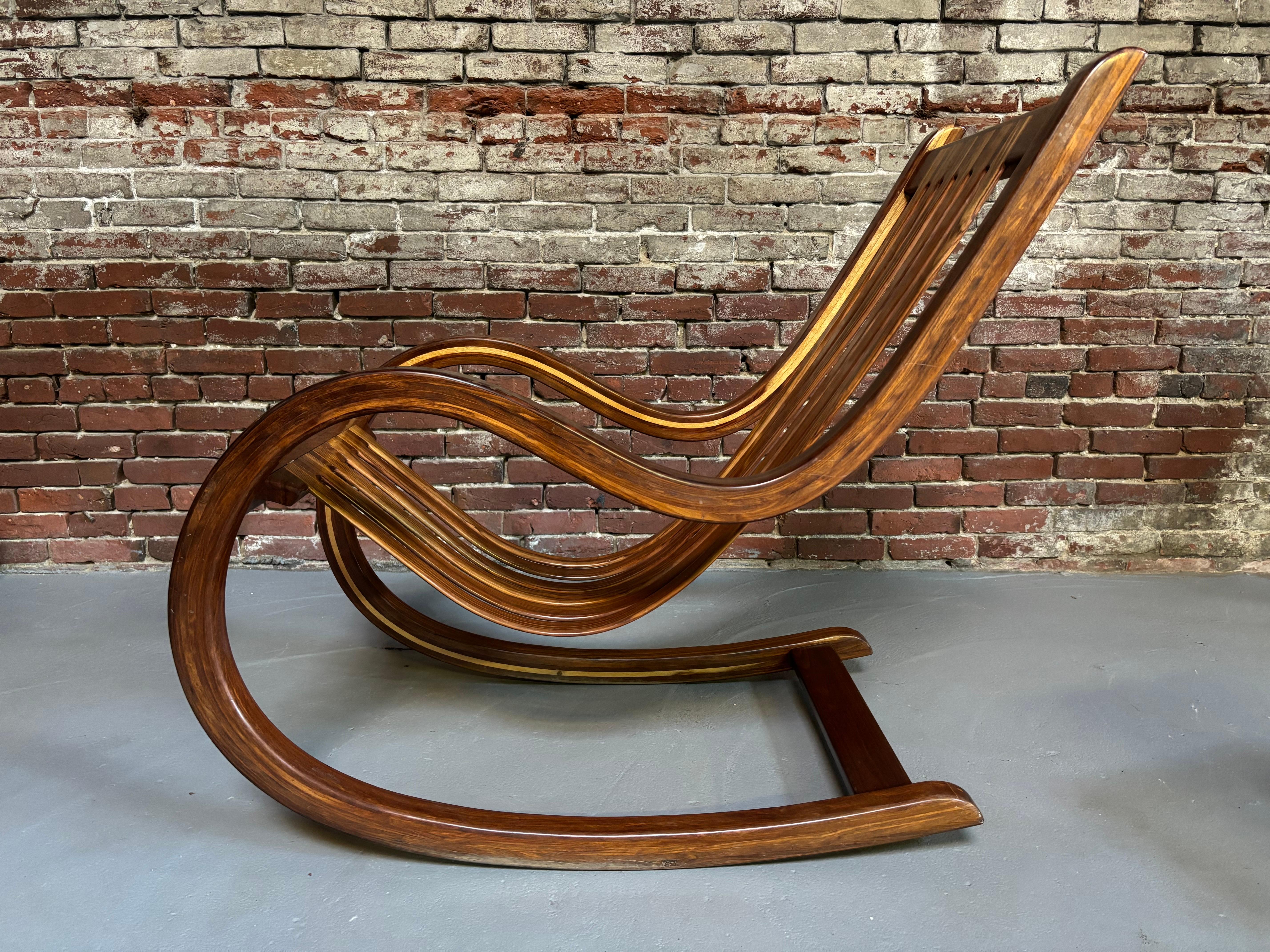 Balancín y Otomana Cantilever de Madera Exótica Salvador Vidal en venta 7