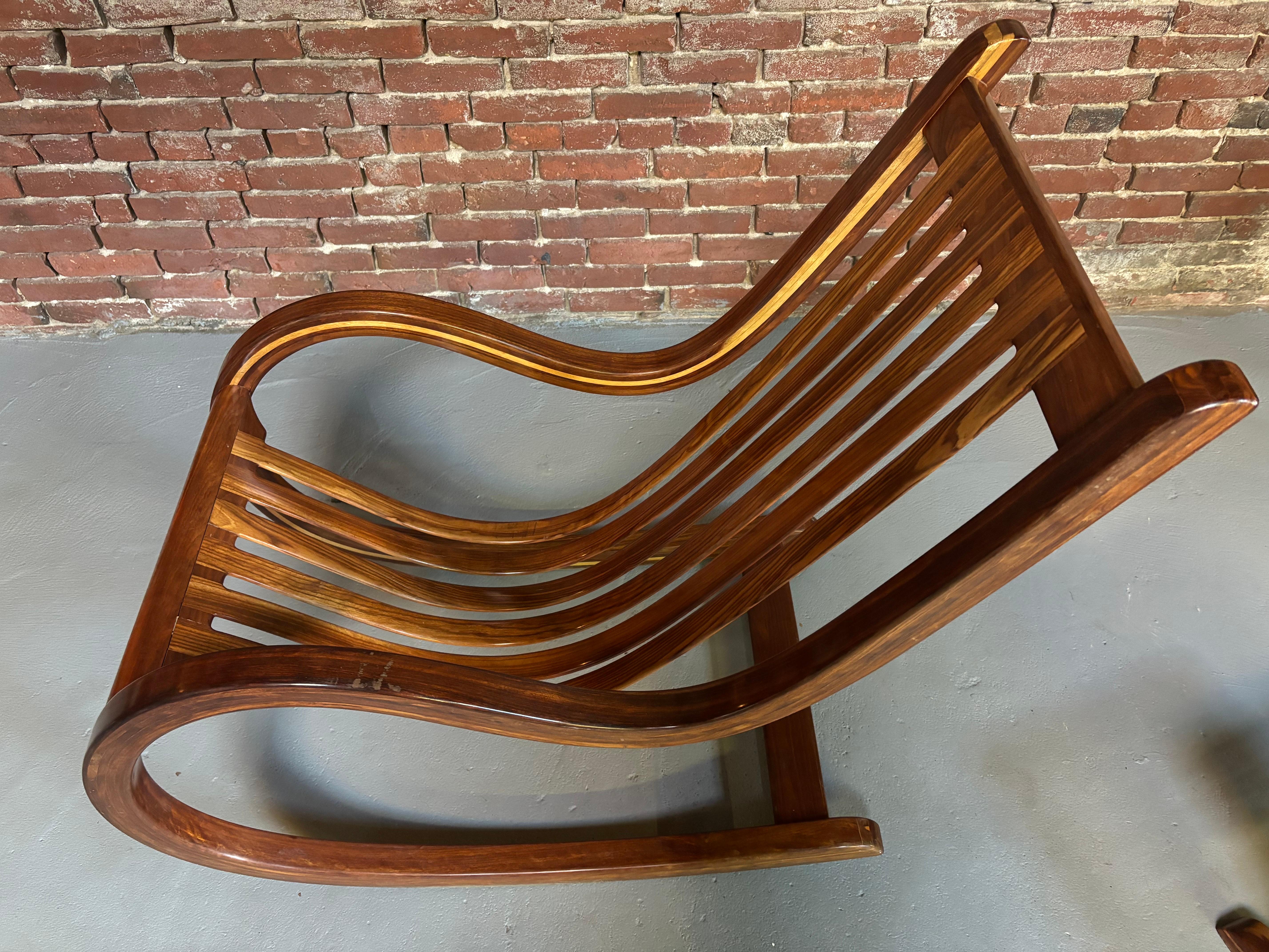 Balancín y Otomana Cantilever de Madera Exótica Salvador Vidal en venta 8