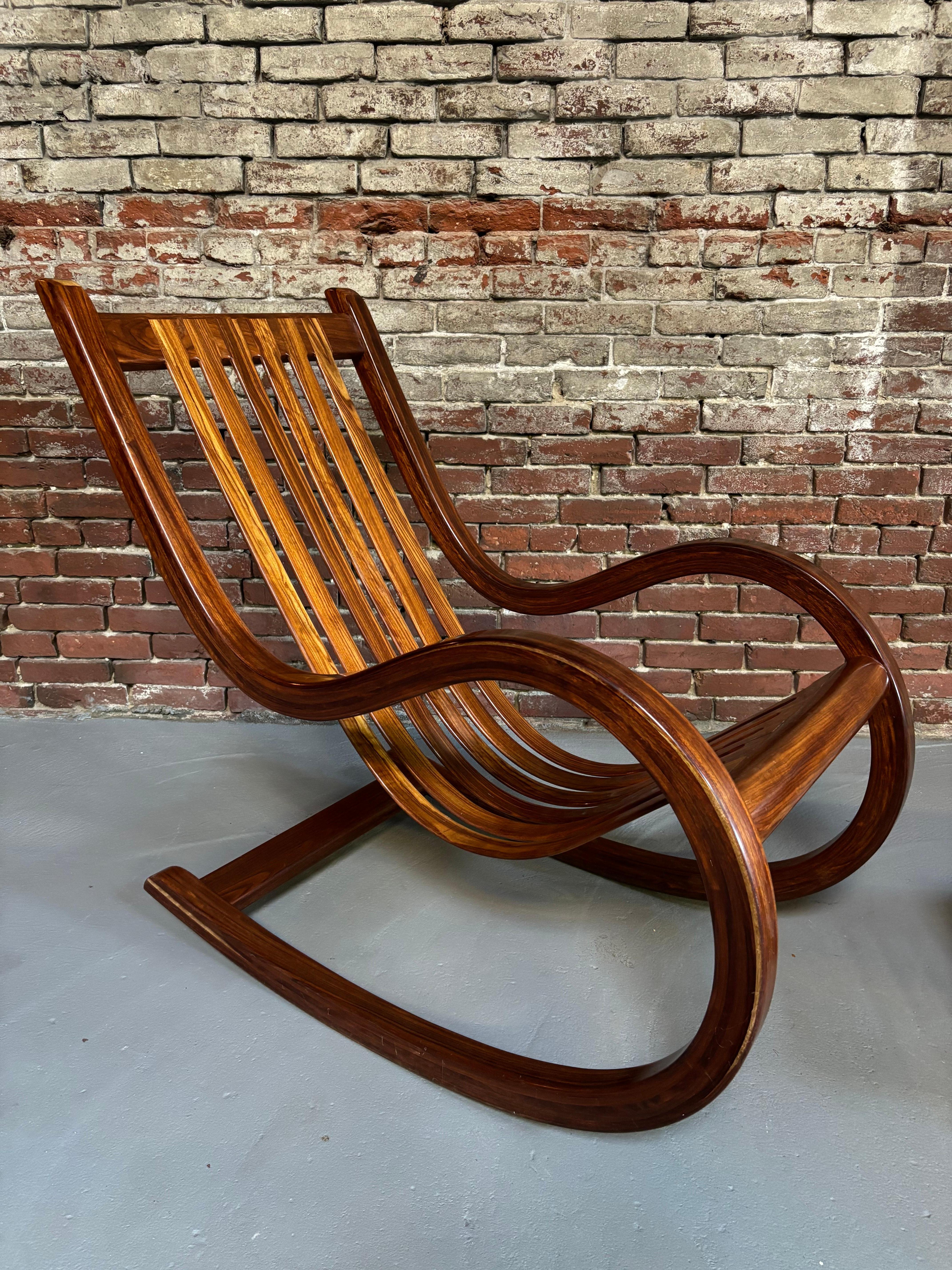 Balancín y Otomana Cantilever de Madera Exótica Salvador Vidal Moderno orgánico en venta