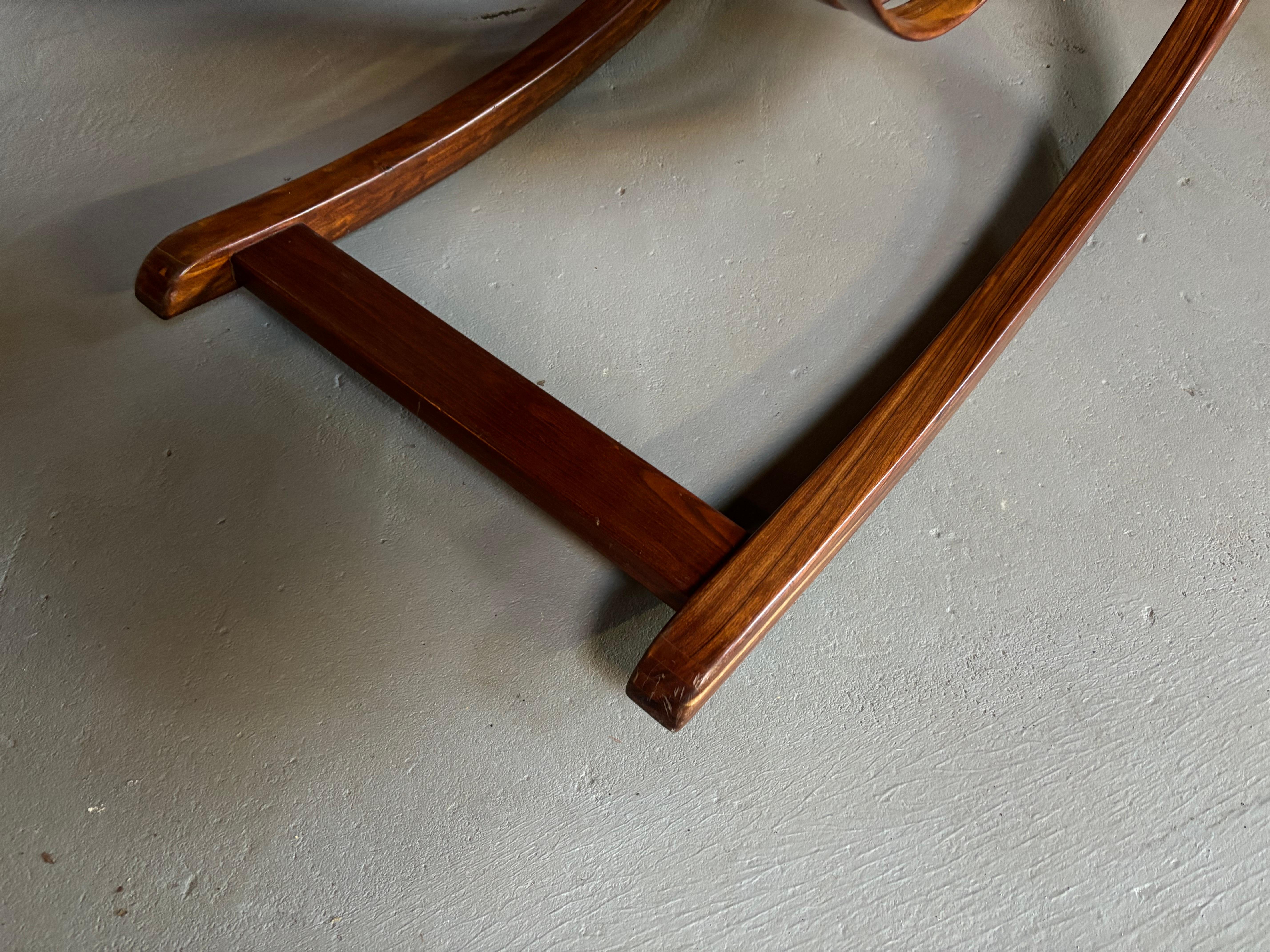 Balancín y Otomana Cantilever de Madera Exótica Salvador Vidal Mexicano en venta