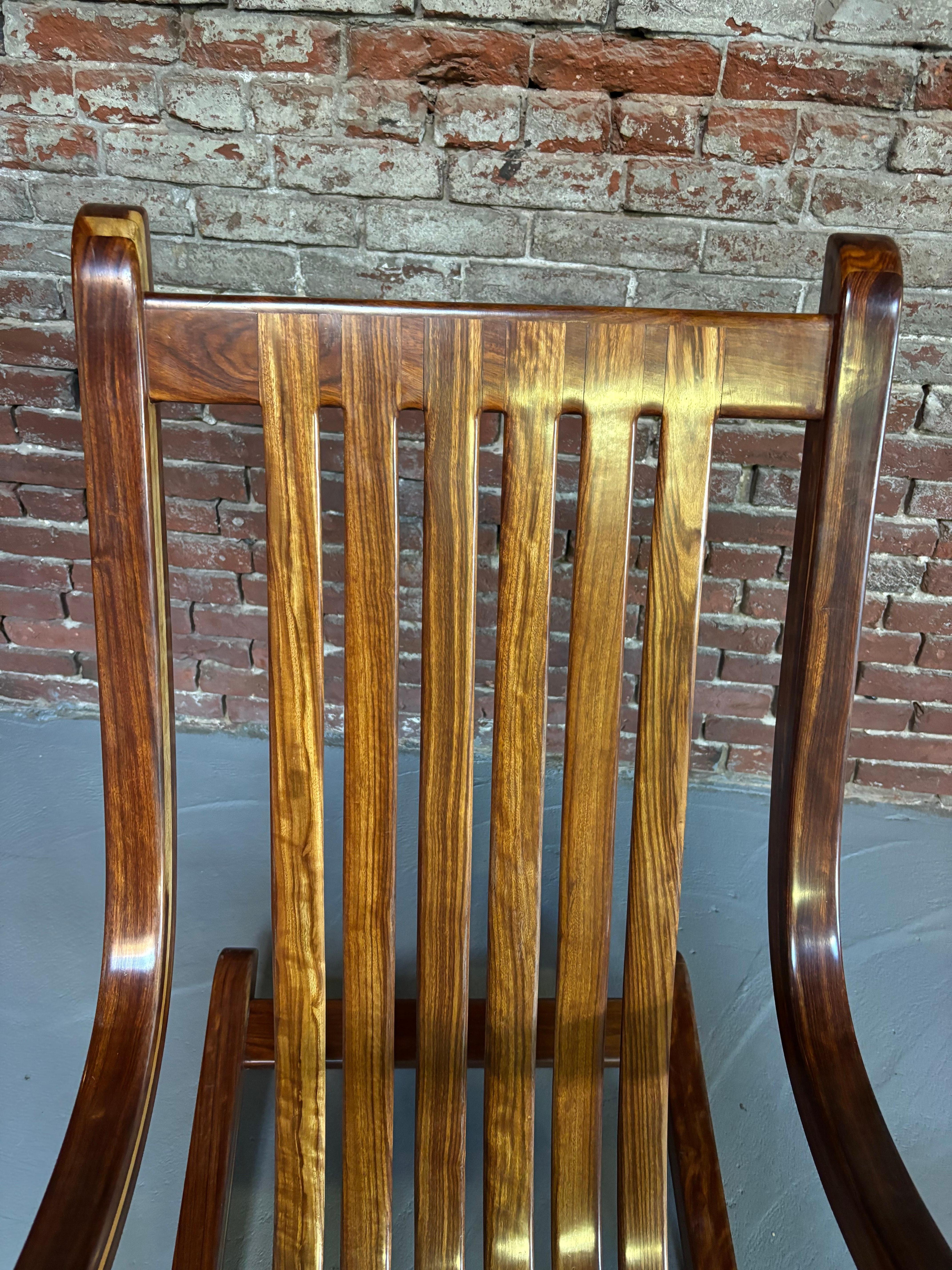 Balancín y Otomana Cantilever de Madera Exótica Salvador Vidal finales del siglo XX en venta