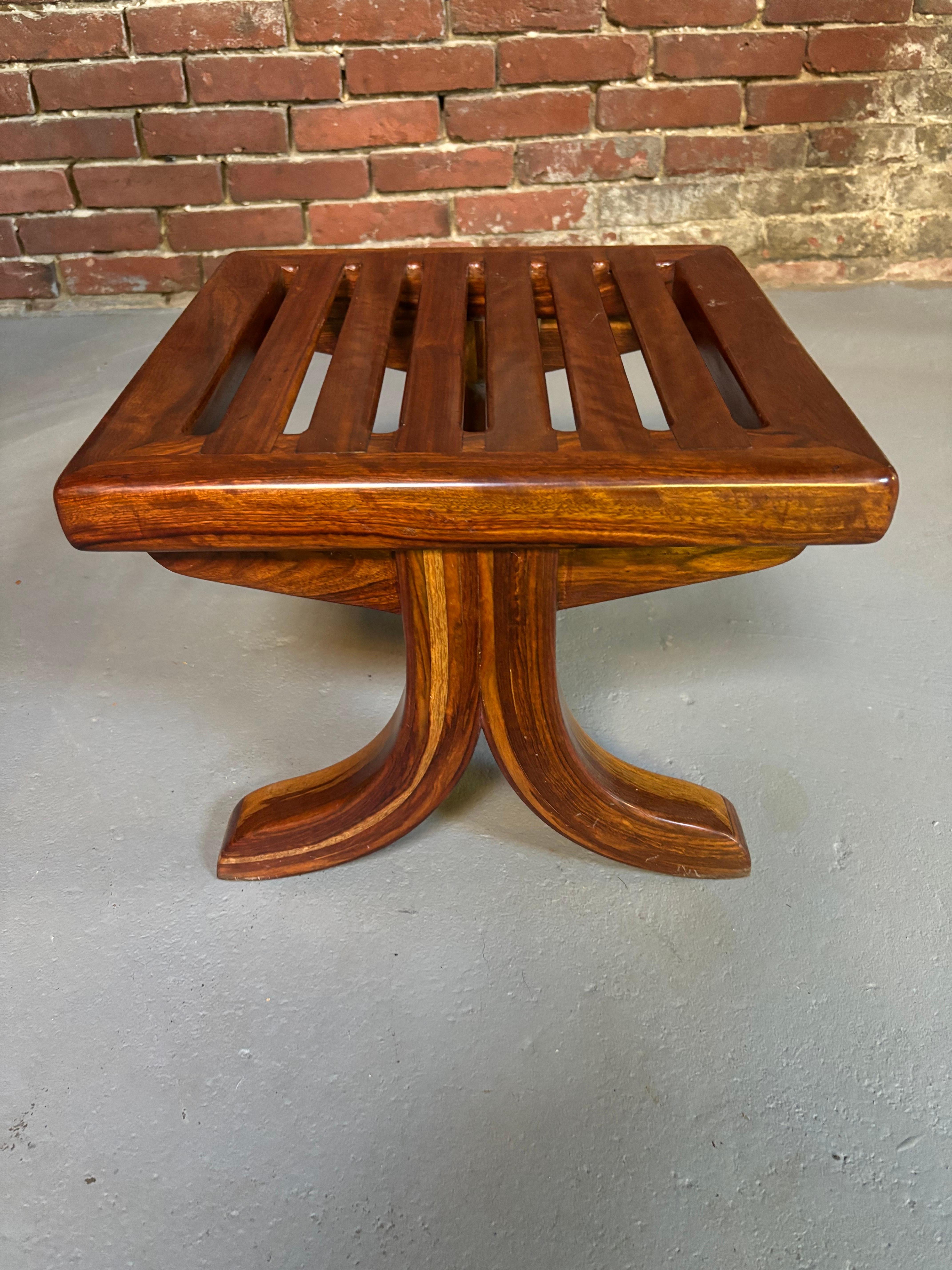 Balancín y Otomana Cantilever de Madera Exótica Salvador Vidal en venta 1