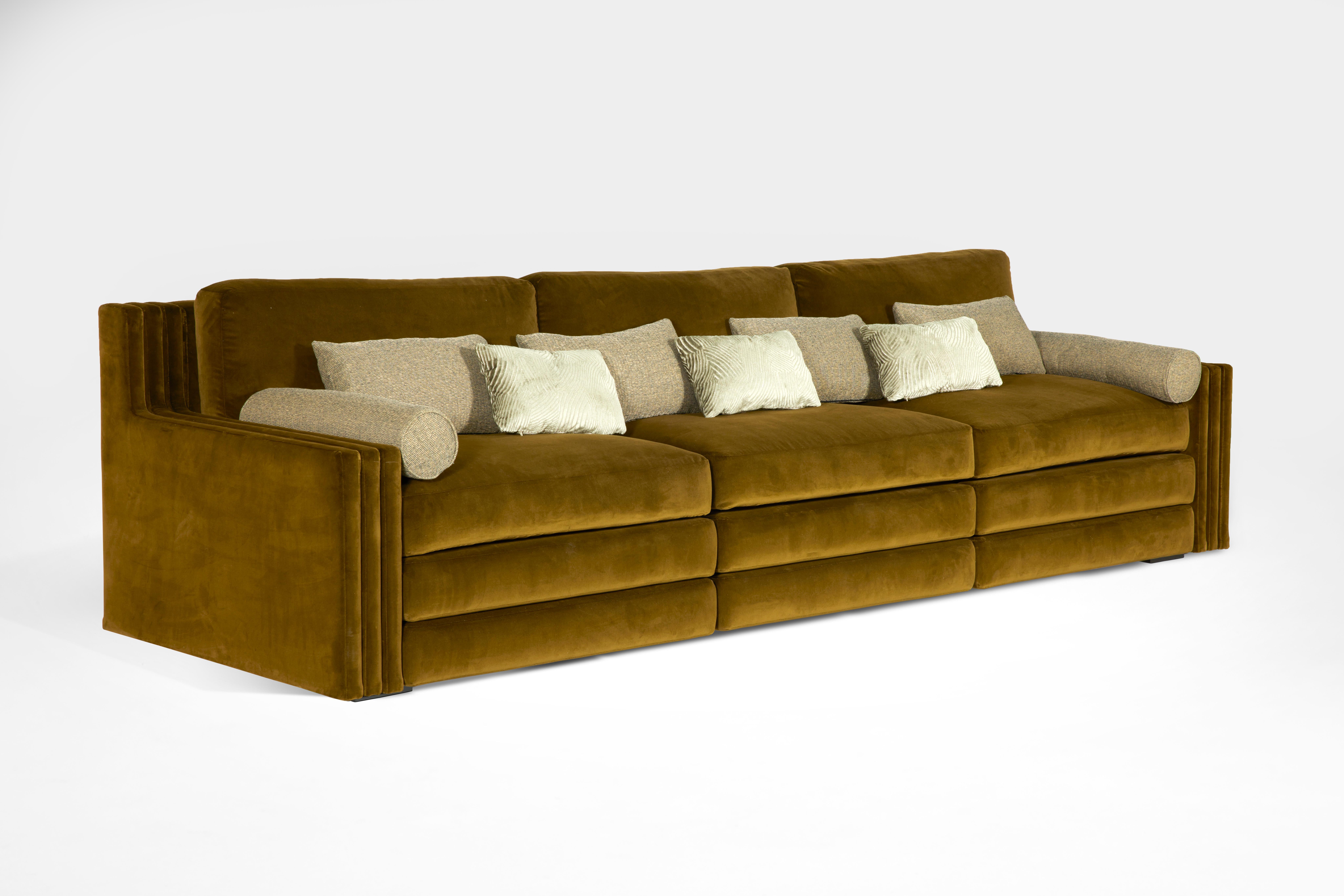 Von Laura Gonzalez entworfenes Sofa mit dreifacher Armlehne, komplett mit einem Stoff des französischen Maison Pierre Frey bezogen. Mit einer unglaublich bequemen Polsterung und einer weichen Struktur aus nicht verformbarem Schaumstoff. Alle