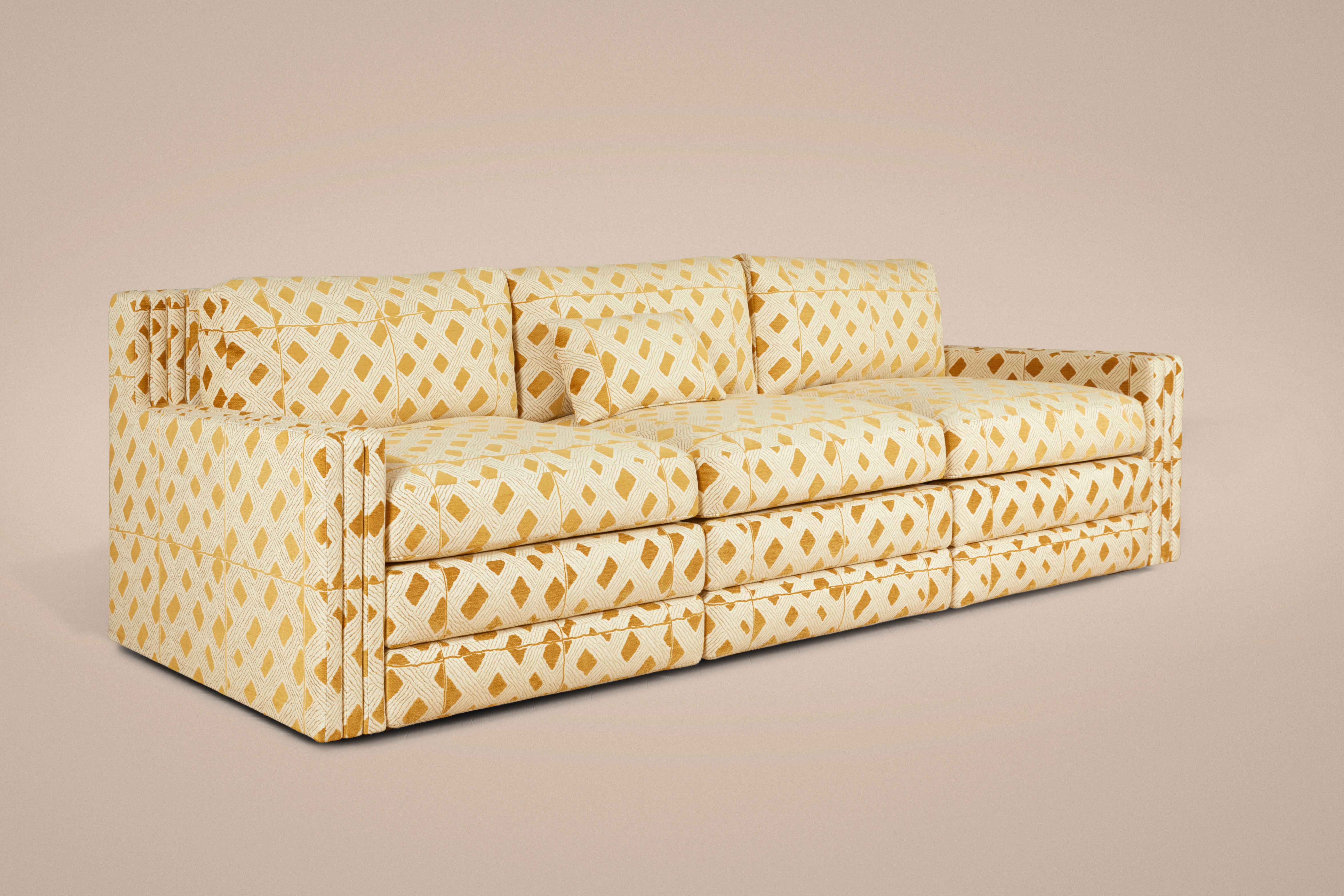 Salvadore Großes Sofa Pierre Frey mit Stoff entworfen von Laura Gonzalez (Handgefertigt) im Angebot