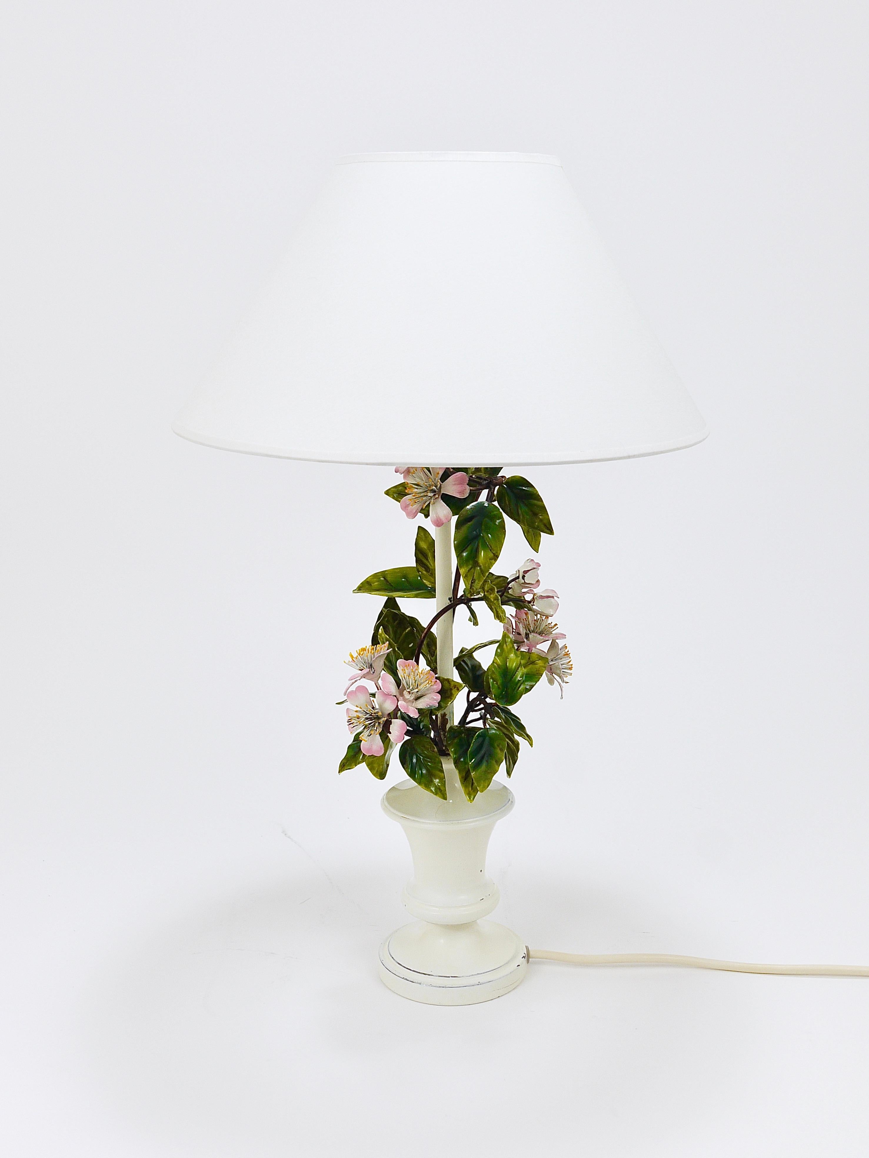 Salvadori Hand Painted Wild Apple Blossom Toleware Table Lamp, Italy, 1950s In Good Condition For Sale In Vienna, AT