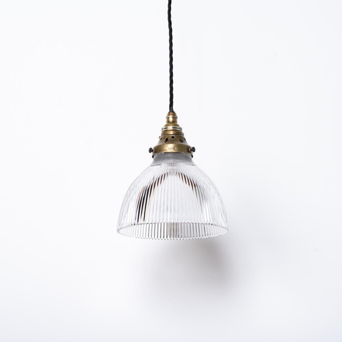 Industriel Holophane 'B2' petite lampe à suspension décorative en verre prismatique récupérée et ancienne en vente