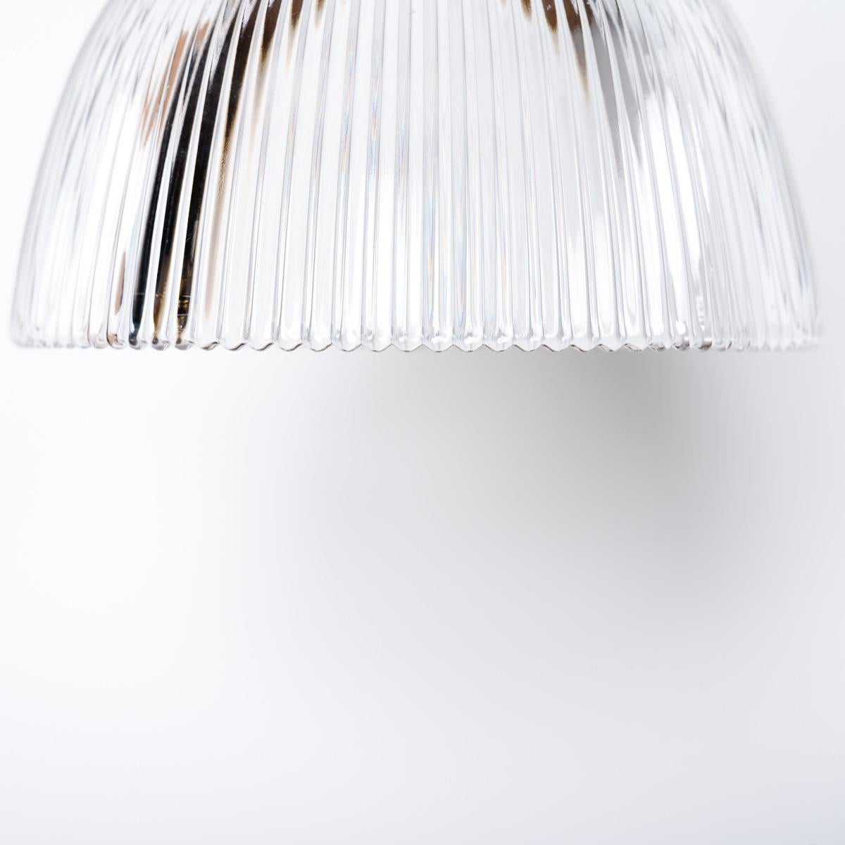 Anglais Holophane 'B2' petite lampe à suspension décorative en verre prismatique récupérée et ancienne en vente