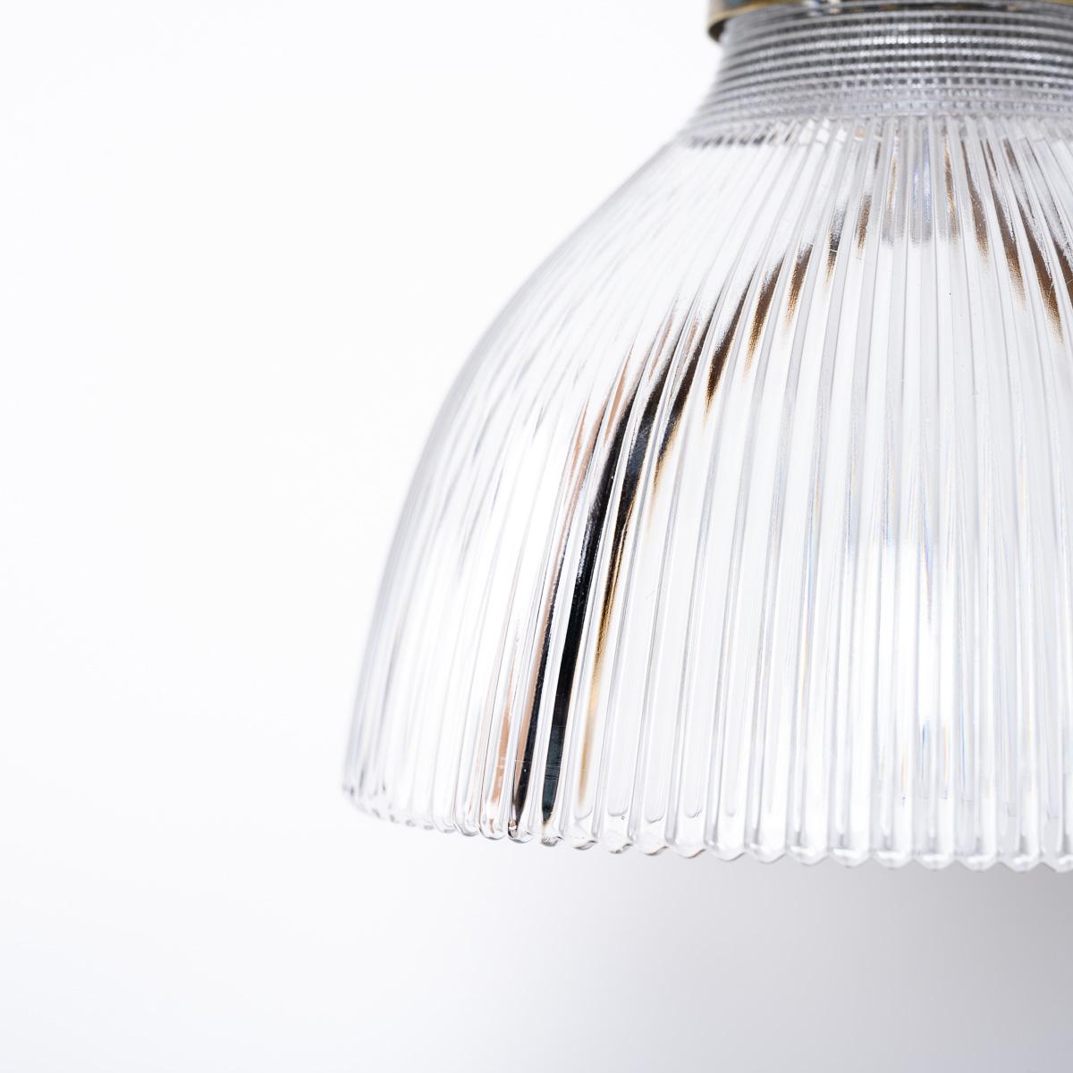 Fait main Holophane 'B2' petite lampe à suspension décorative en verre prismatique récupérée et ancienne en vente