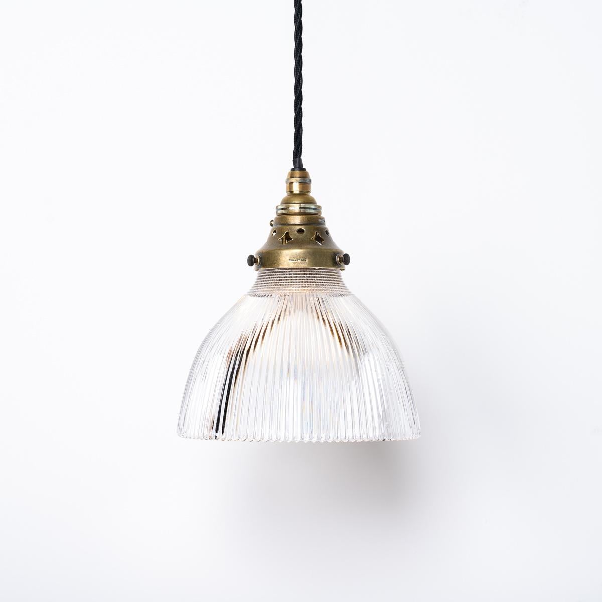 Milieu du XXe siècle Holophane 'B2' petite lampe à suspension décorative en verre prismatique récupérée et ancienne en vente