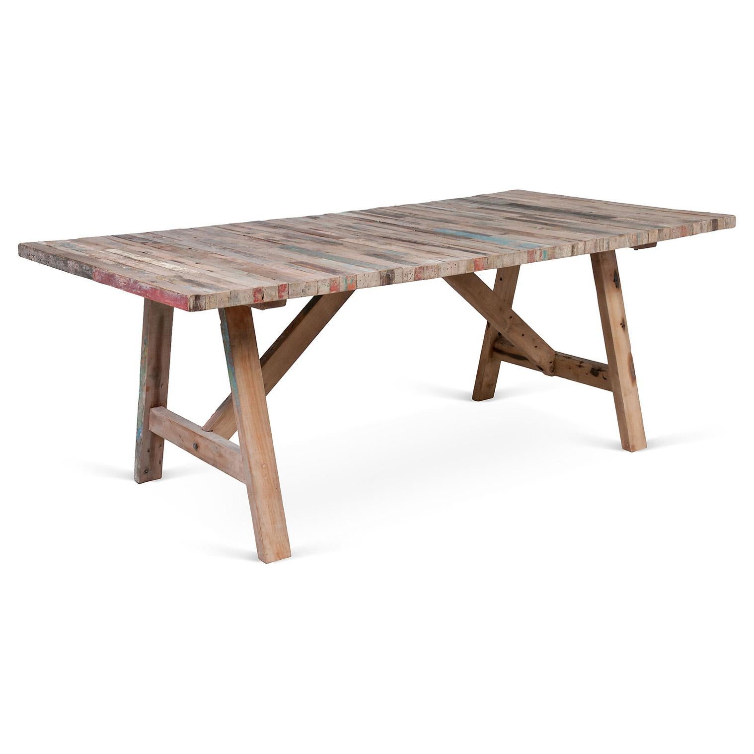 Fabriqué à partir d'un bateau de pêche récupéré à Gaines, le bois de cette table à tréteaux se patinera naturellement avec le temps ; une pièce unique en bois, avec des couleurs marron et bleu.