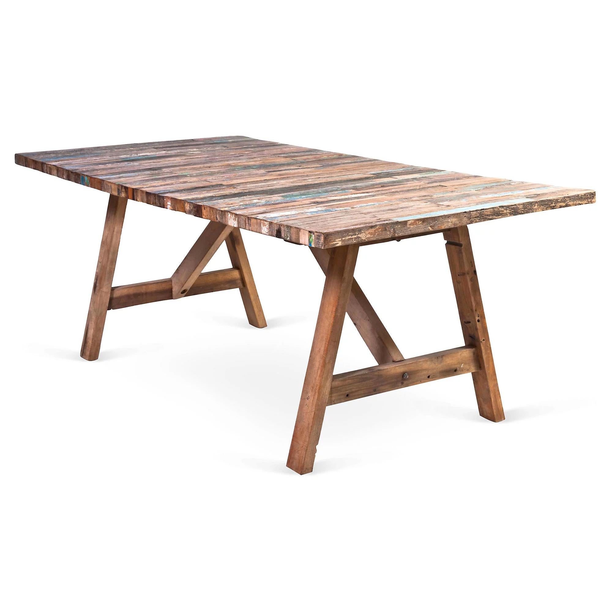 Fabriqué à partir d'un bateau de pêche récupéré à Gaines, le bois de cette table à tréteaux se patinera naturellement avec le temps ; une pièce unique faite de bois et d'acier, avec des couleurs brunes et bleues.