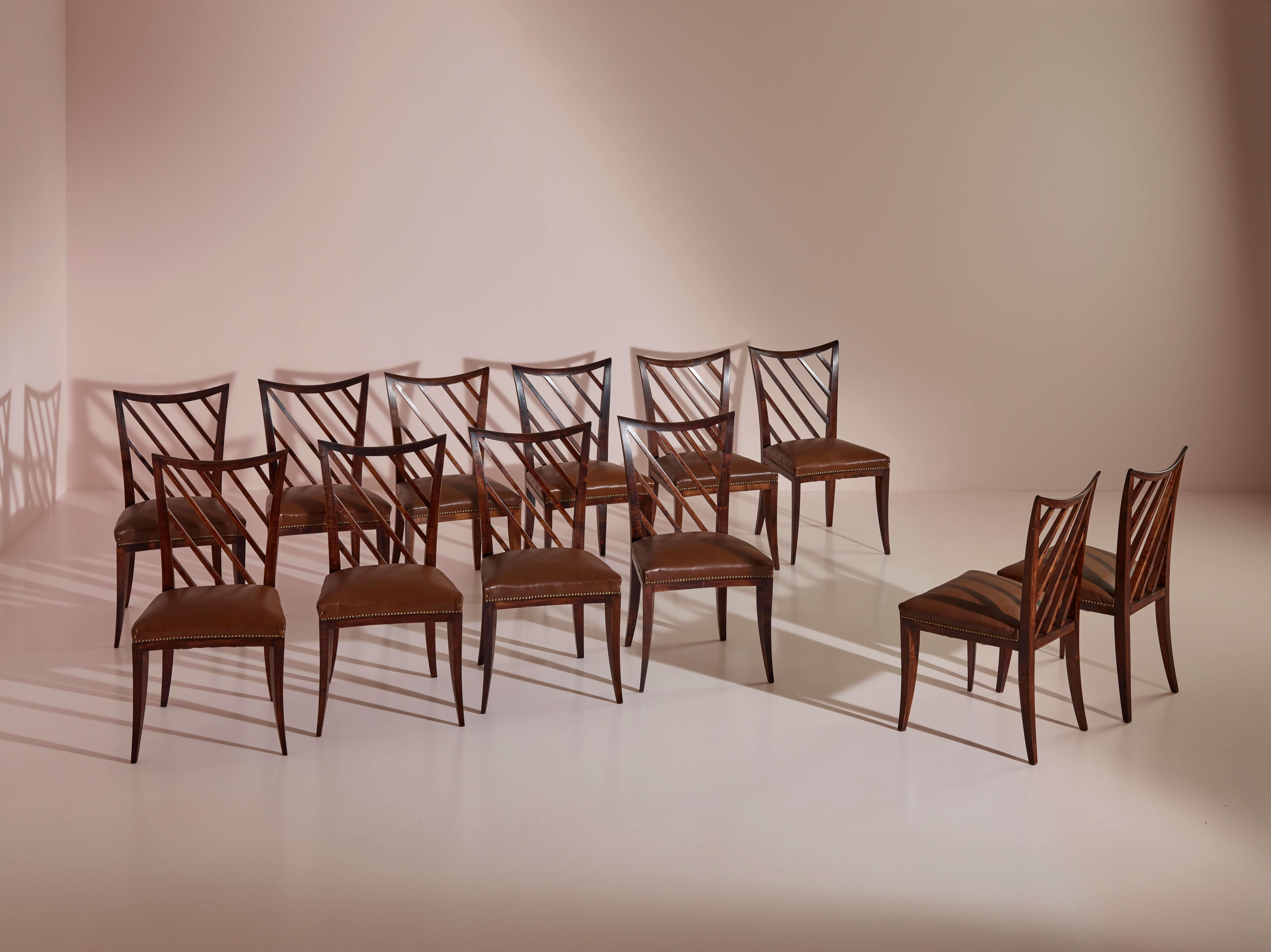 Juego de 12 sillas de comedor de nogal y cuero Salvati & Tresoldi, Italia, años 50 en venta 4