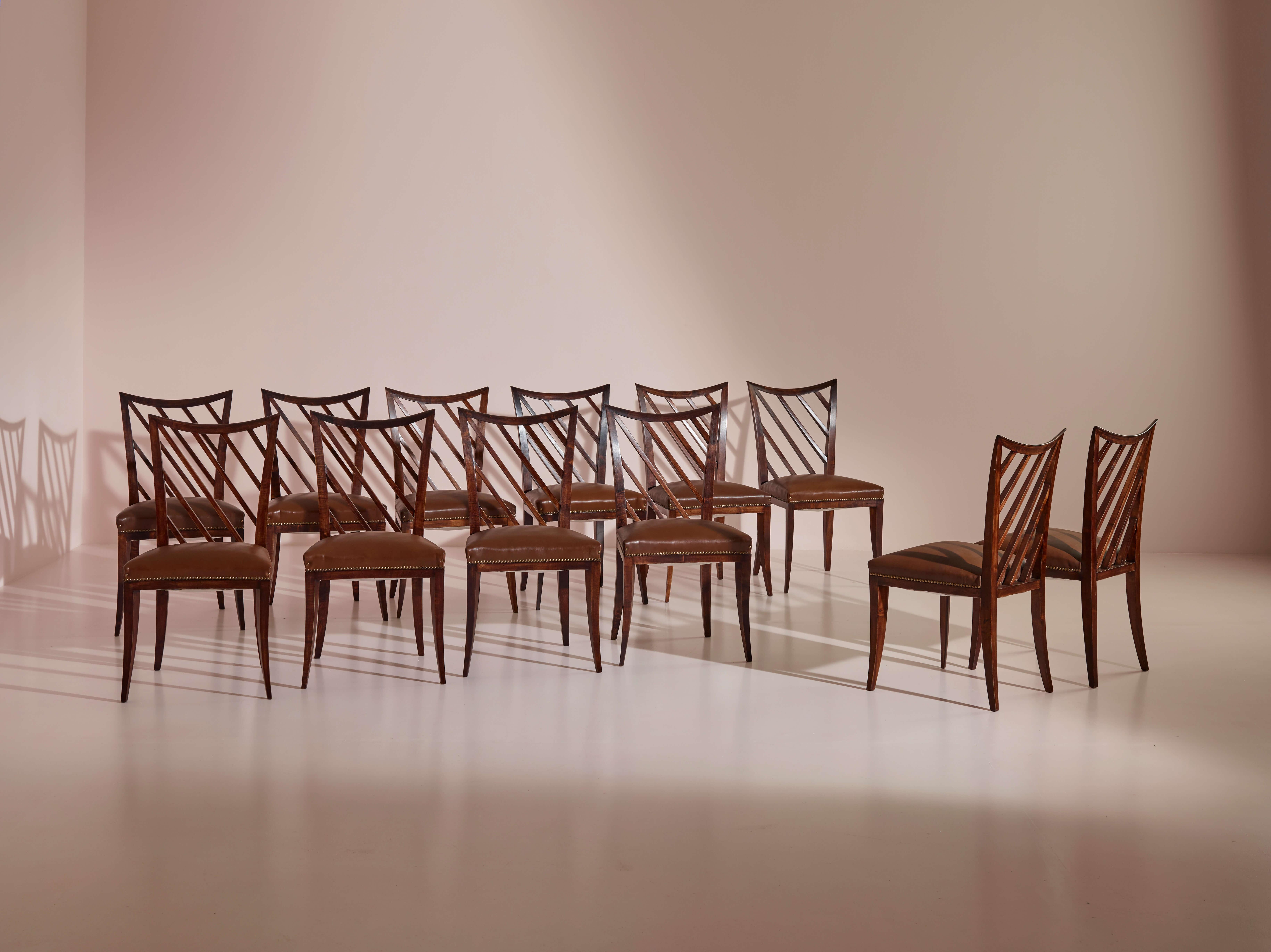 Conjunto de doce sillas diseñadas por Alberto Salvati y Ambrogio Tresoldi, realizadas en nogal lacado y cuero, fabricación italiana de los años cincuenta. 

Caracterizado por una silueta extremadamente elegante, el diseño presenta líneas tensas y un