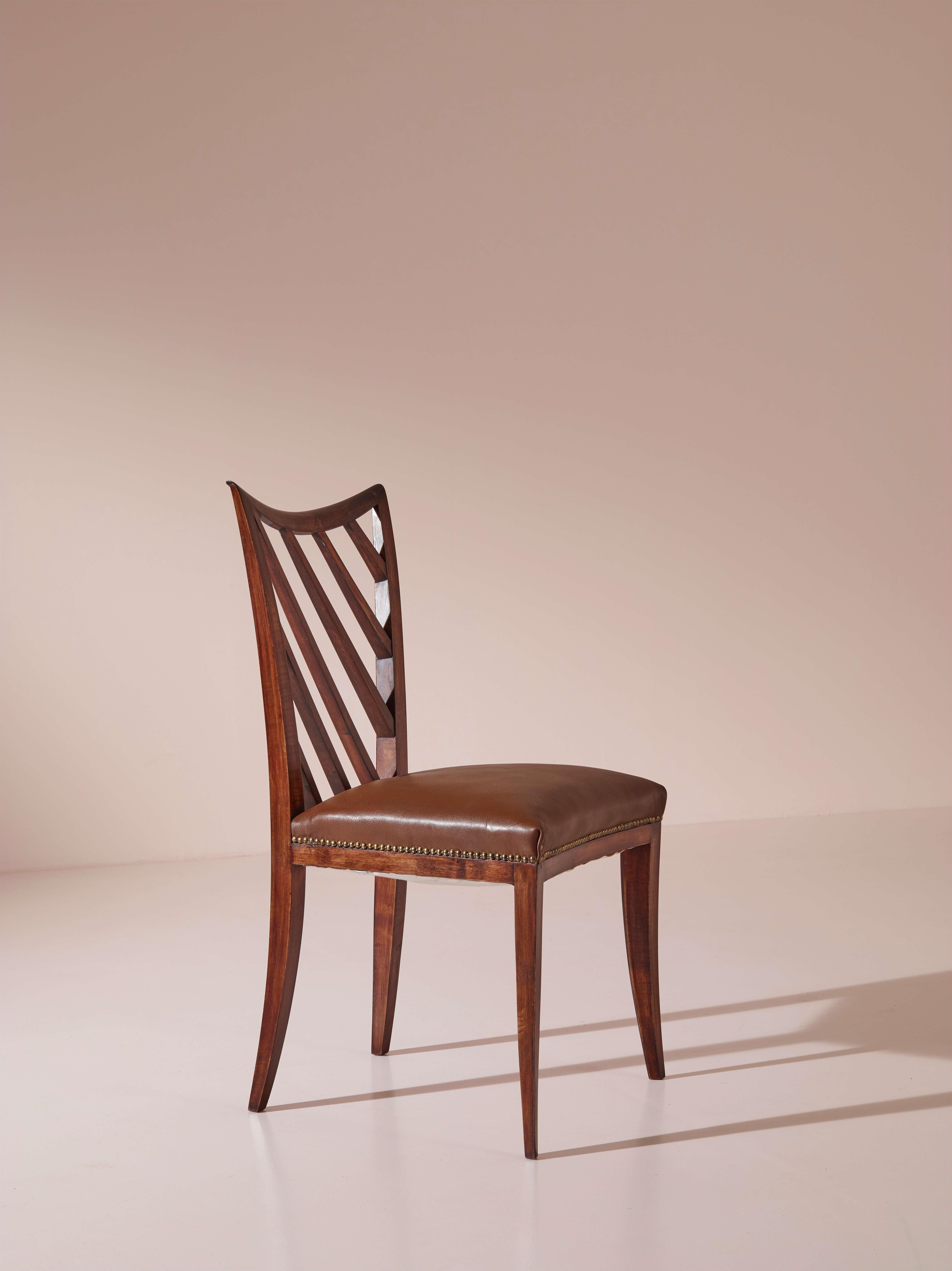 Juego de 12 sillas de comedor de nogal y cuero Salvati & Tresoldi, Italia, años 50 Italiano en venta